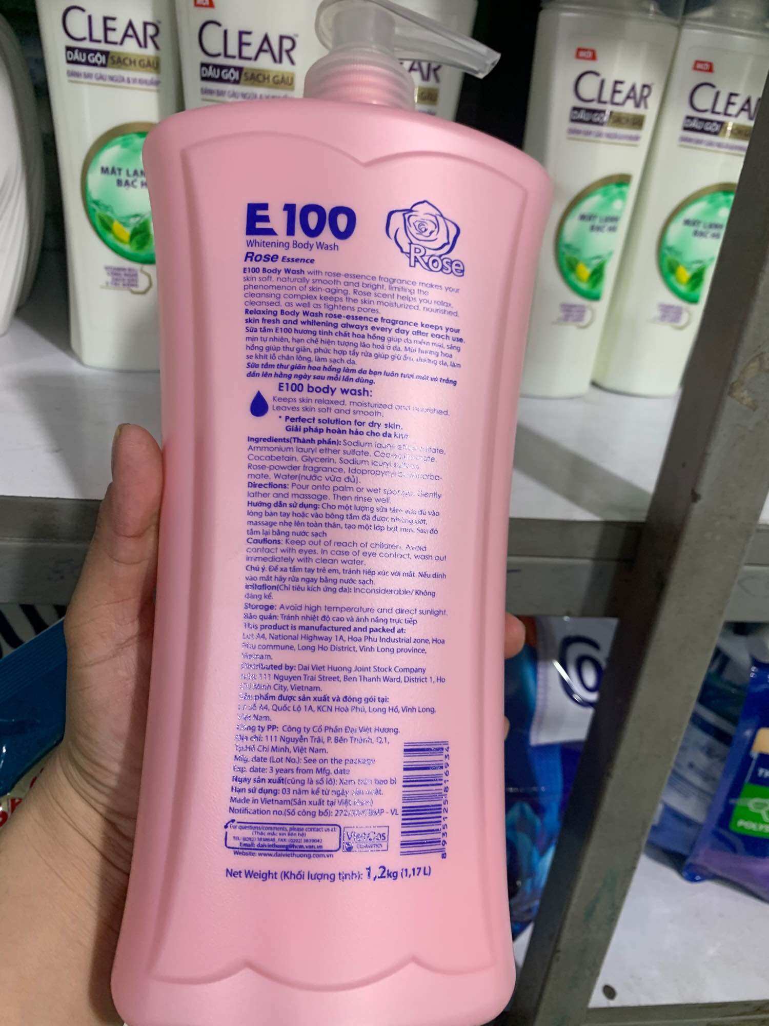 Sữa tắm trắng da tinh chất hoa Hồng E100 chai 1.2L