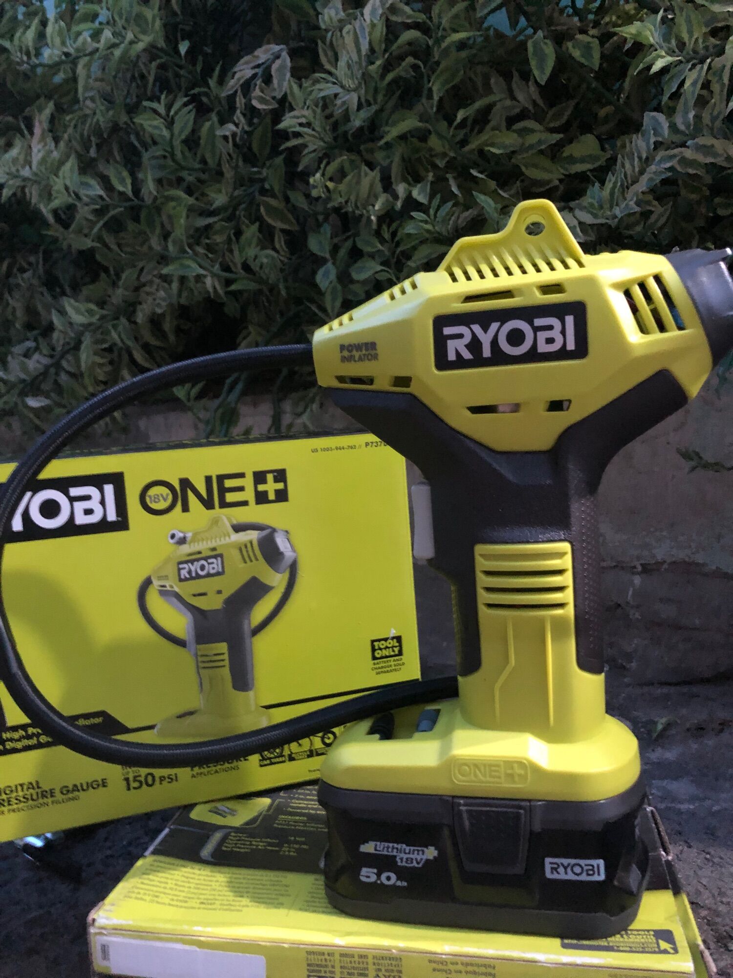 Bơm hơi ryobi p737