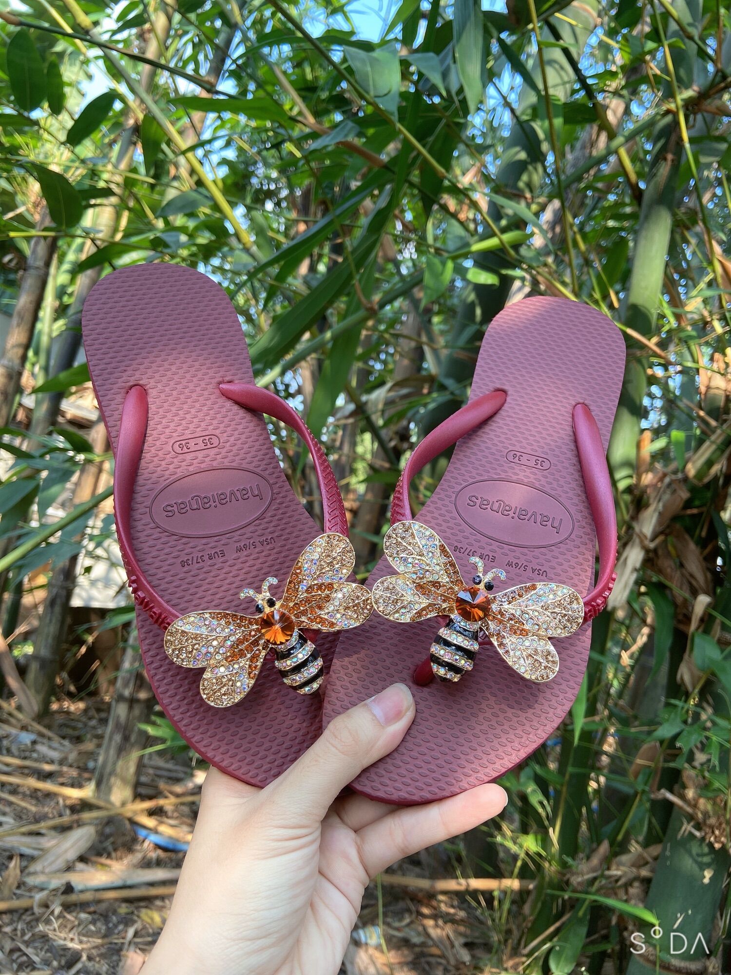 Havaianas kèm charm ong chúa
