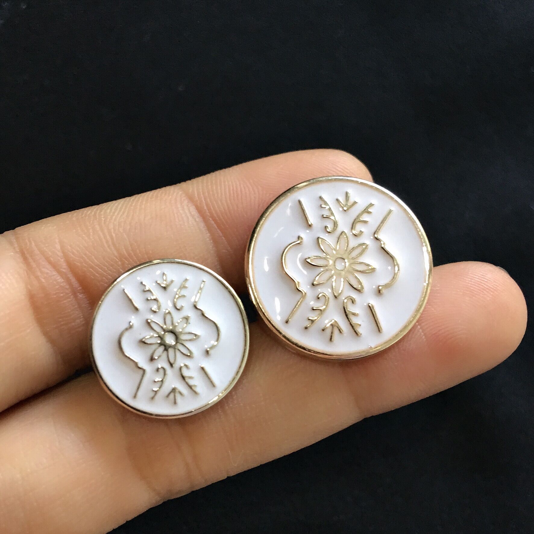 (N005) set 5 NÚT NHỰA KIỂU TRẮNG ĐEN 2 SIZE