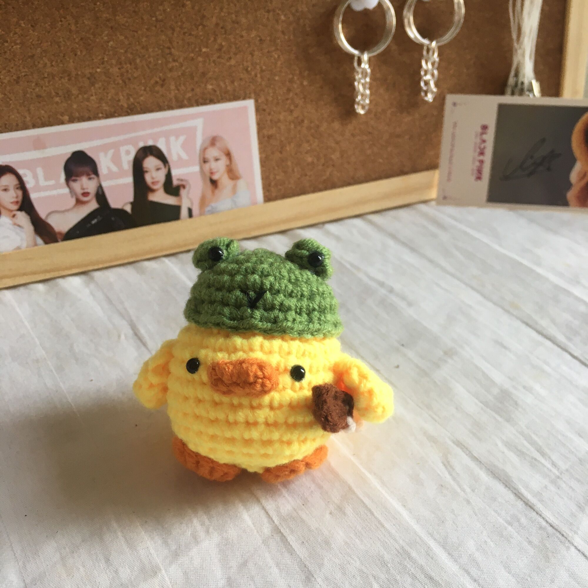 Móc khoá bé vịt đội mũ ếch độc lạ cute