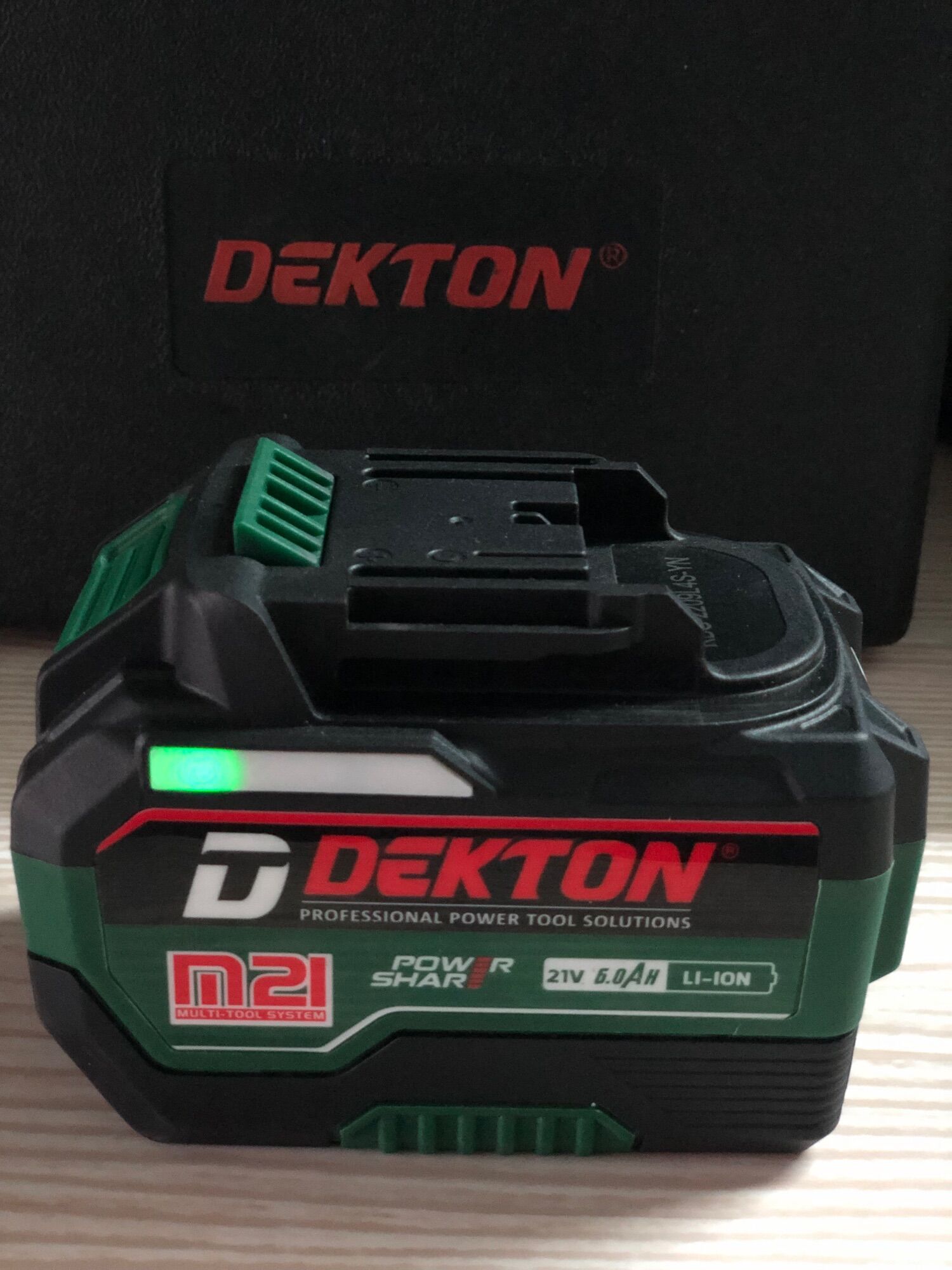 Pin máy khoan dekton. m21 chân pin makita 6.0ah