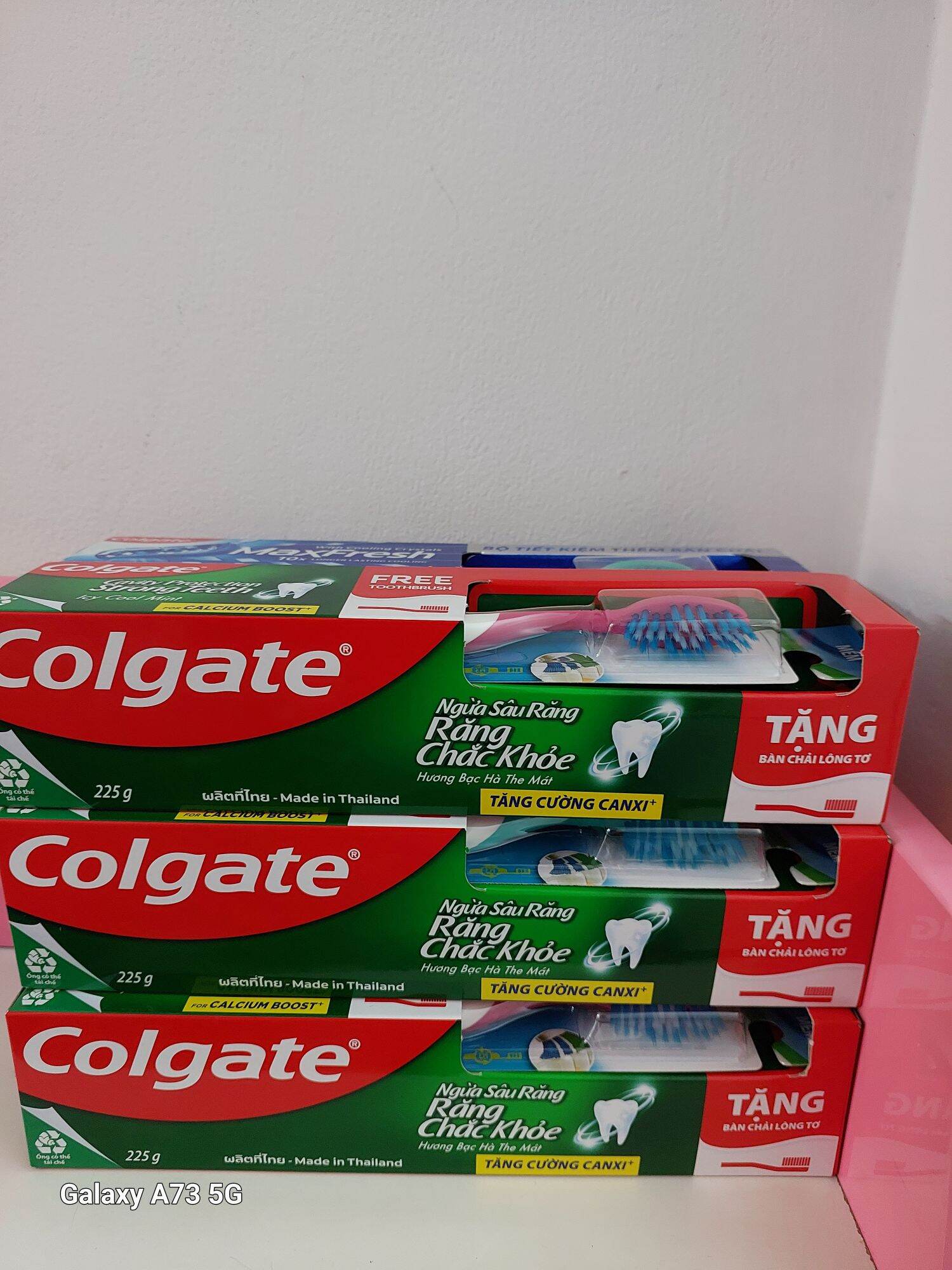 Colgate Toothpaste (Cavity Prevention and Max Fresh) 225Gr. Depending on the Batch, There May Be Promotions or Plain Items Included.