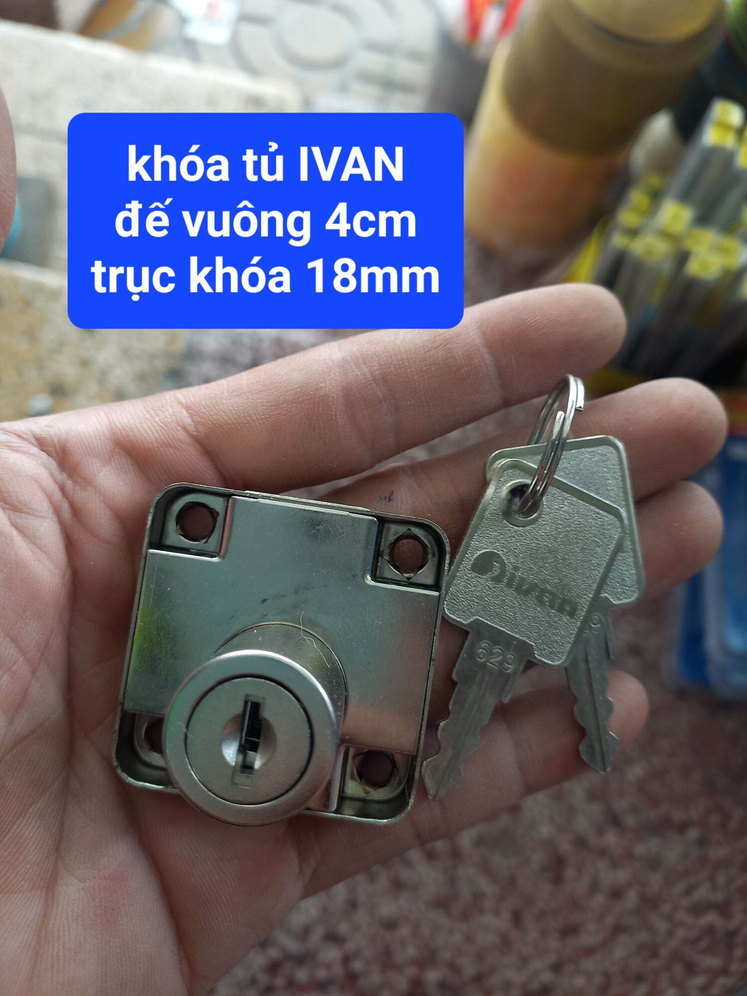 Ổ khóa tủ mica, tủ áo... đế vuông màu trắng bạc, trục ổ khóa 18mm, có tặng vít