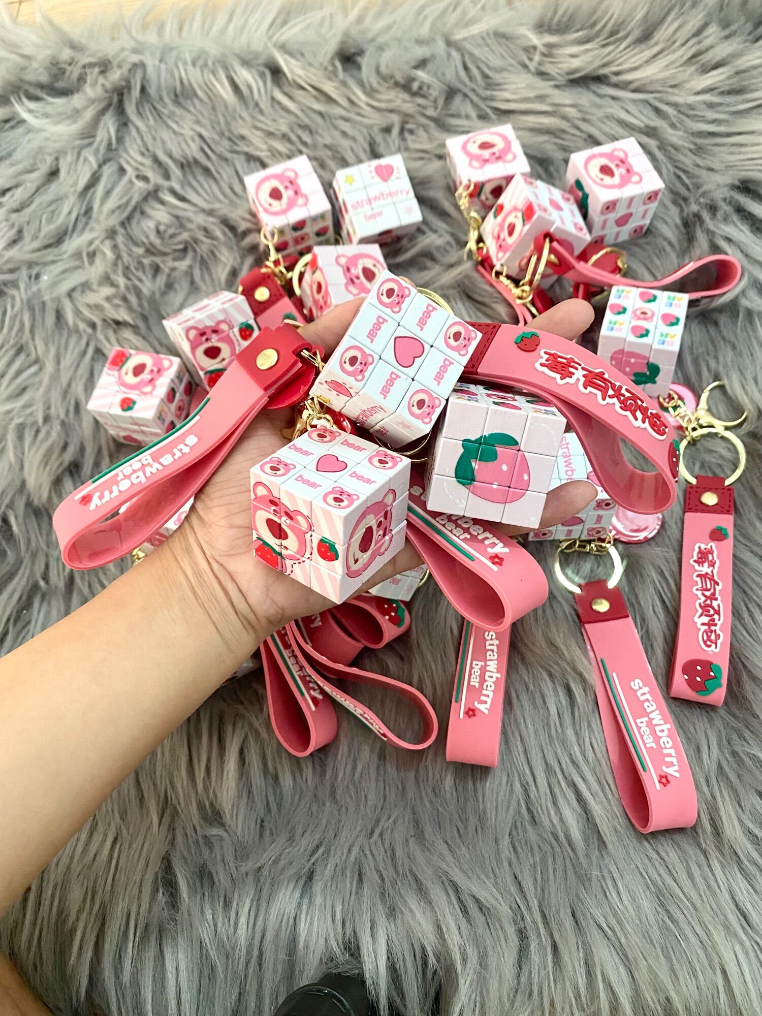 Móc khoá rubik gấu dâu, doraemon, sanrio