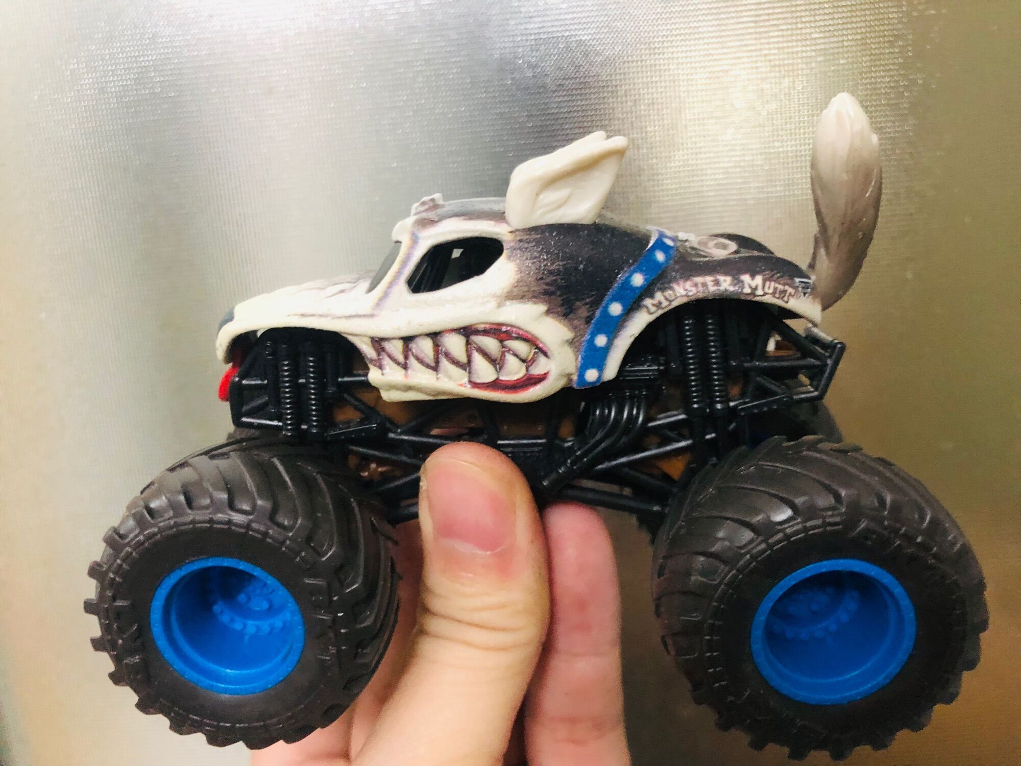 Bộ các xe Monster Jam đổi màu lạnh dạng vảy mới về