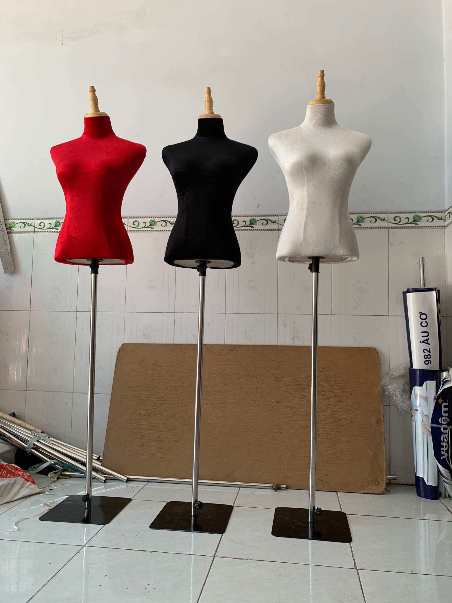 Manocanh bán thân nhung nữ đầu gỗ đế sắt