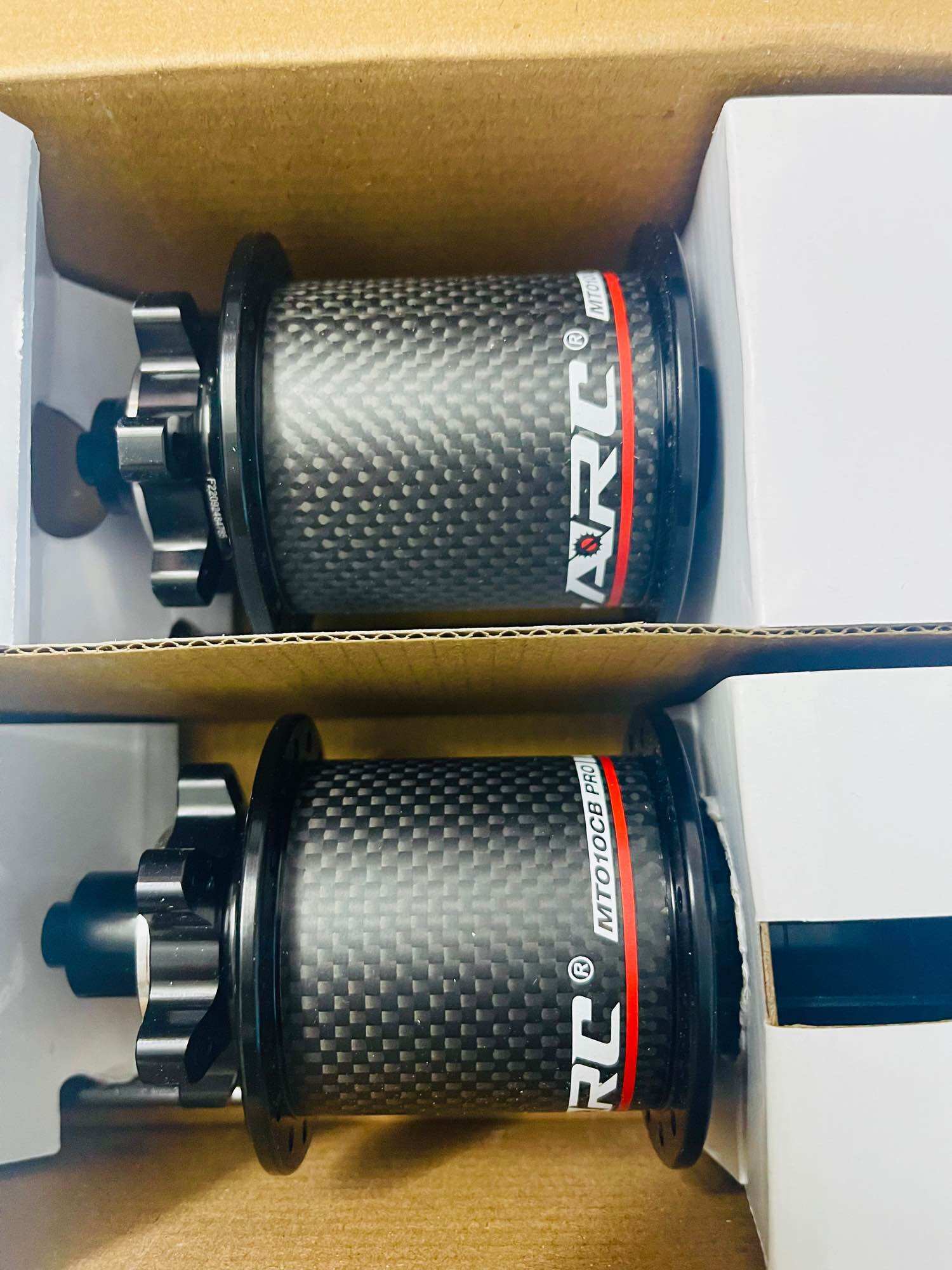 Đùm xe đạp ARC mt010 carbon (6 chó 3 răng) 32 căm