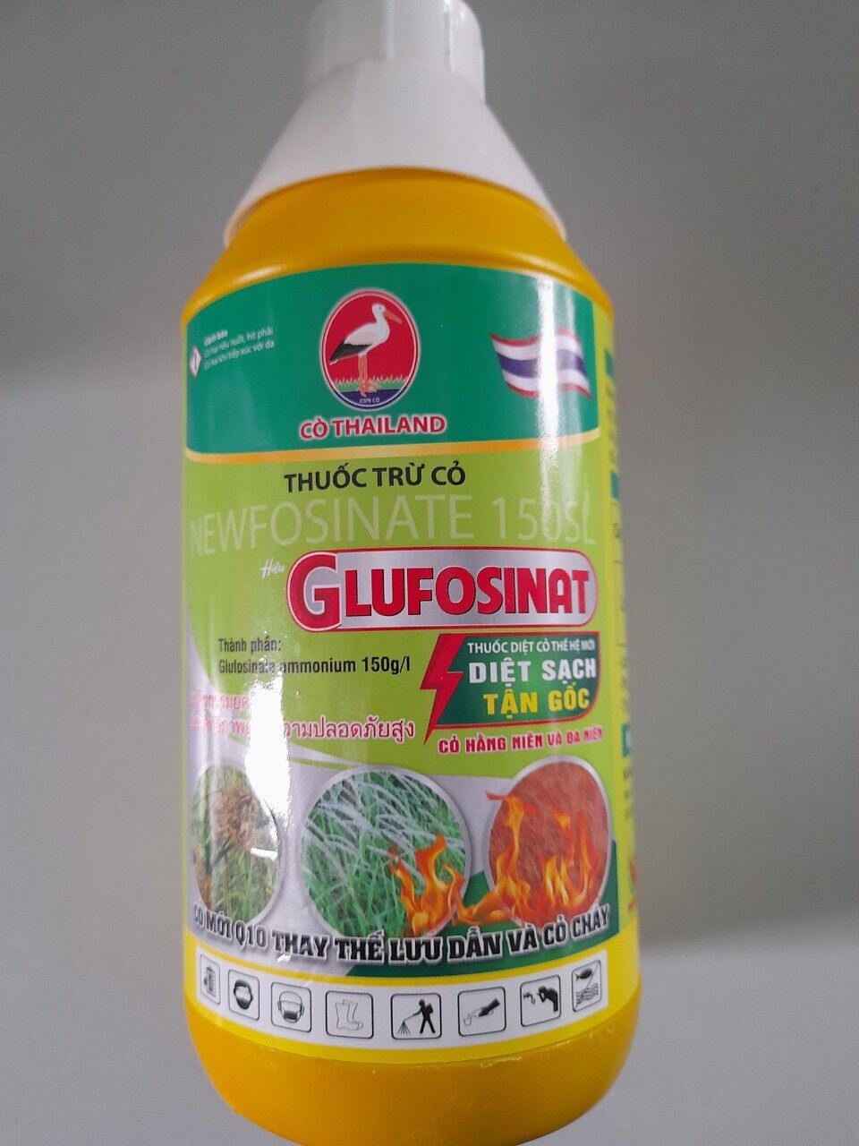 Thuốc trừ cỏ con cò, diệt tất cả loại cỏ trong vườn .kl: 900ml. 120ml/16 lít nước.