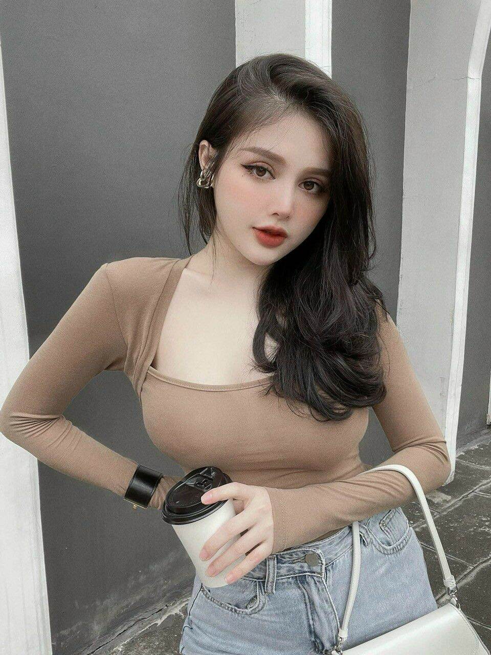 Áo thun gân cổ vuông chéo