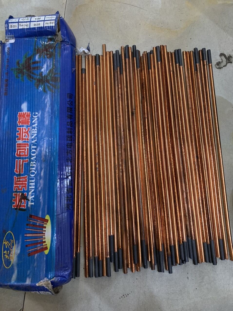 Que kẹp thổi cacbon cắt kim loại phi 6355 mm,bó 50 que kẹp cắt kim loại