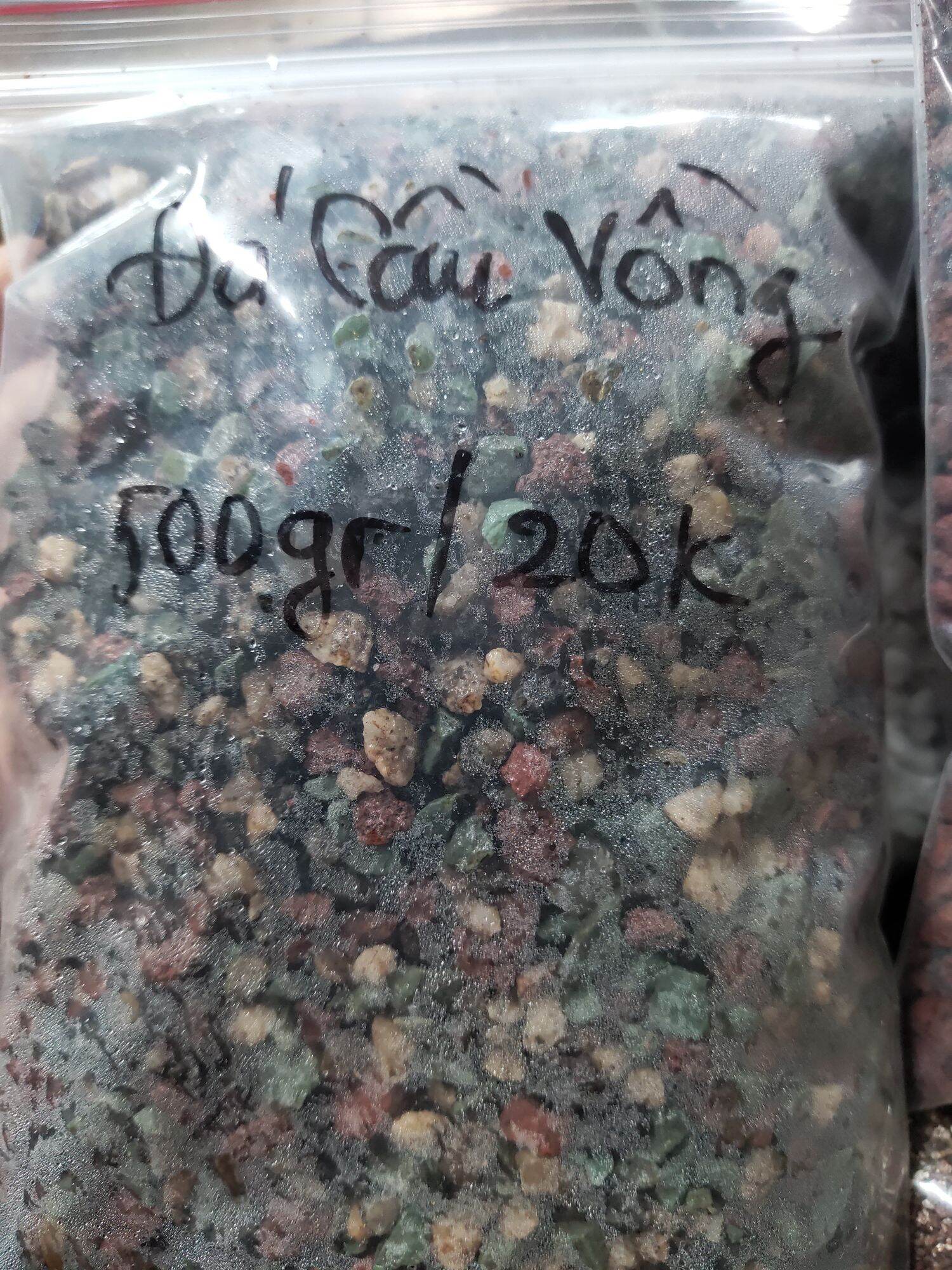 Đá cầu vồng giữ màu sen đá ( 500gr)