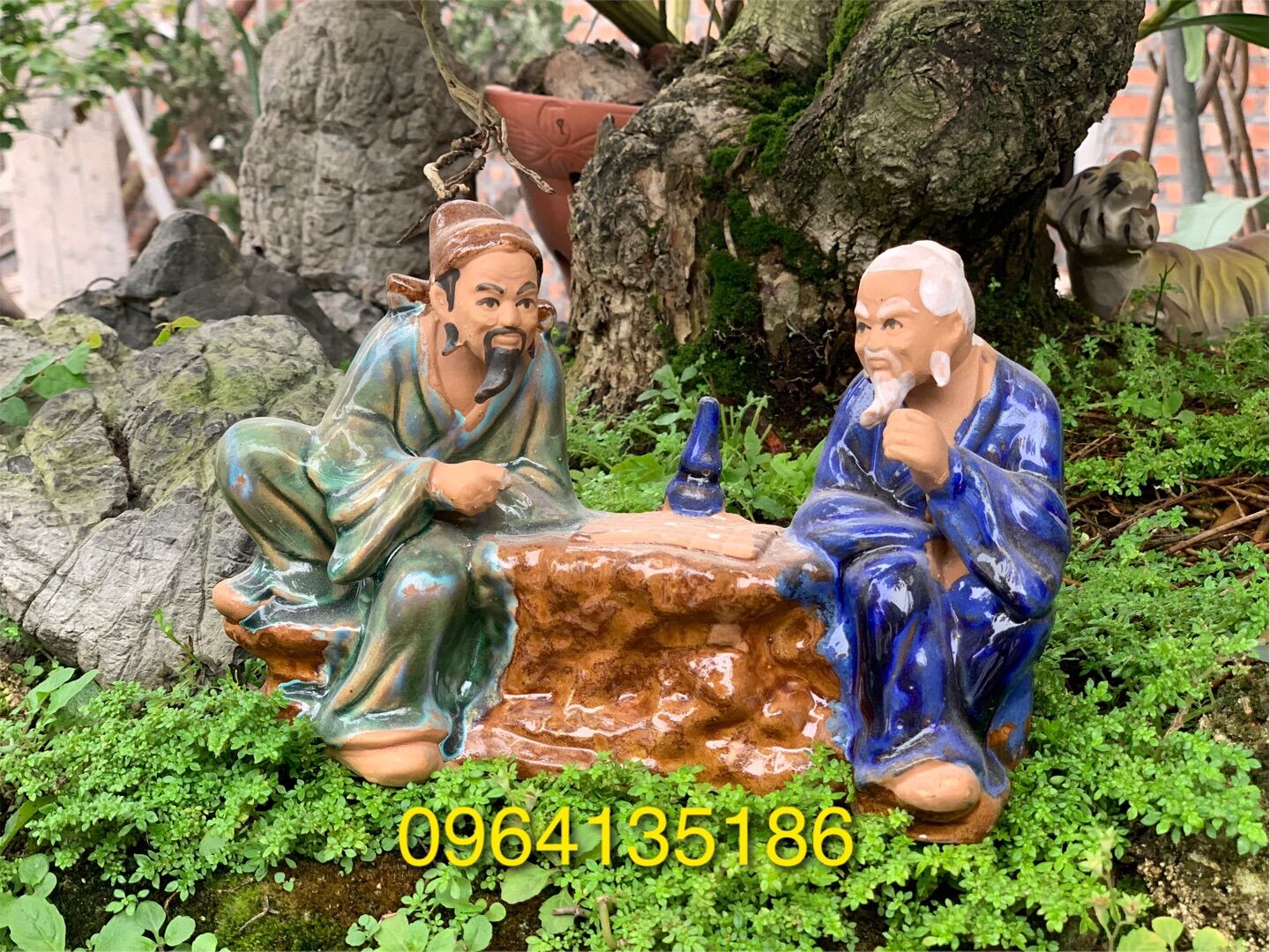 Tượng hai ông lão đánh cờ gốm sứ Bát Tràng