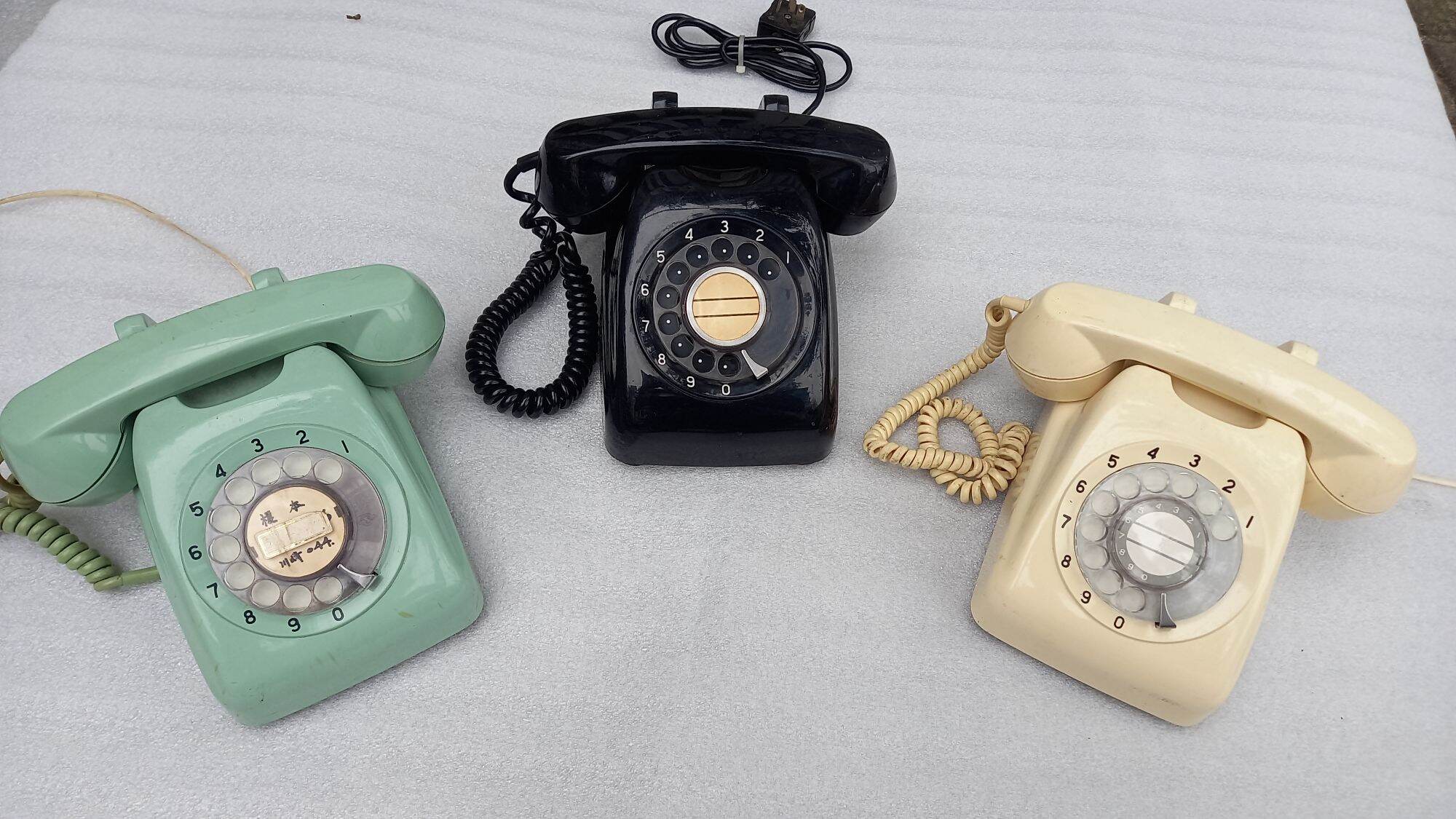 Điện thoại quay số cổ xưa thời bao cấp để sưu tầm trang trí quán cafe (dây nối đến tai nghe là thẳng hoặc dây xoắn giao ngẫu nhiên)