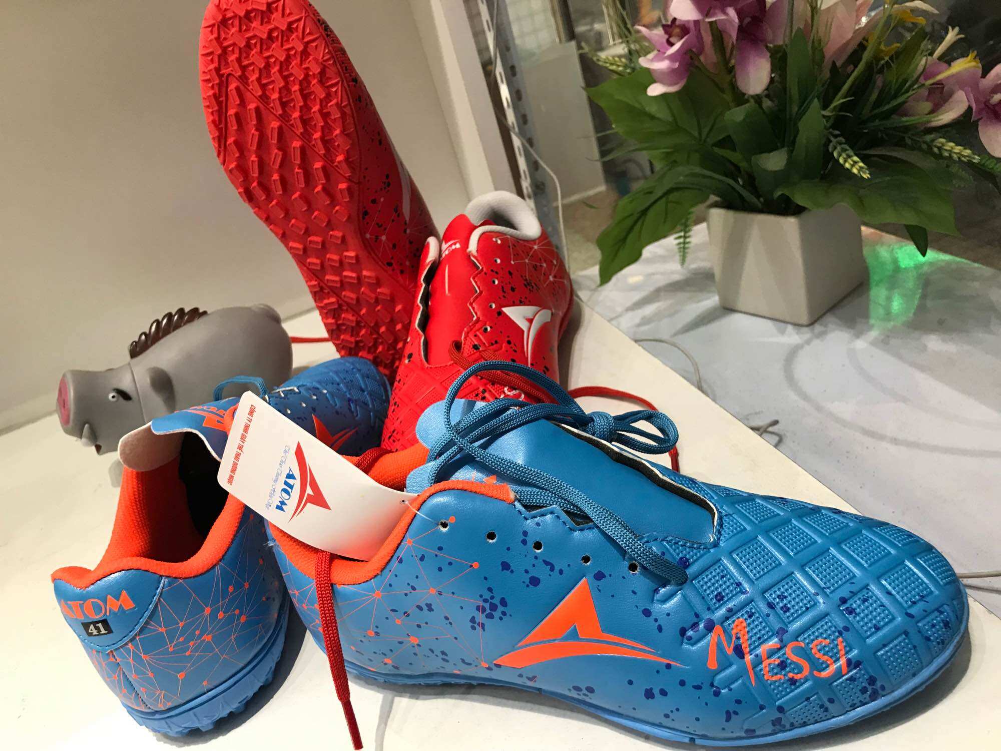 Giày bóng đá Atom Messi và giày bóng đá trẻ em Atom Messi Kids