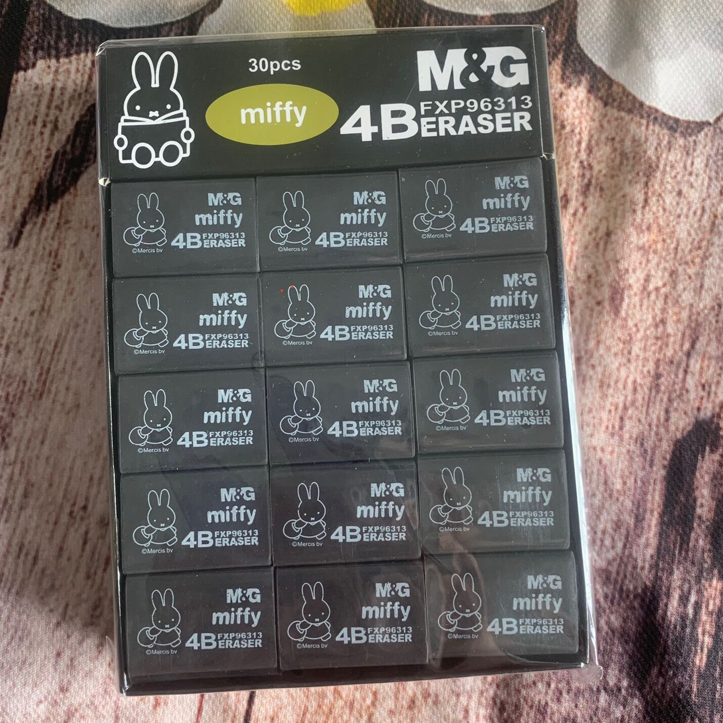 1 hộp 30 cục gôm đen mg