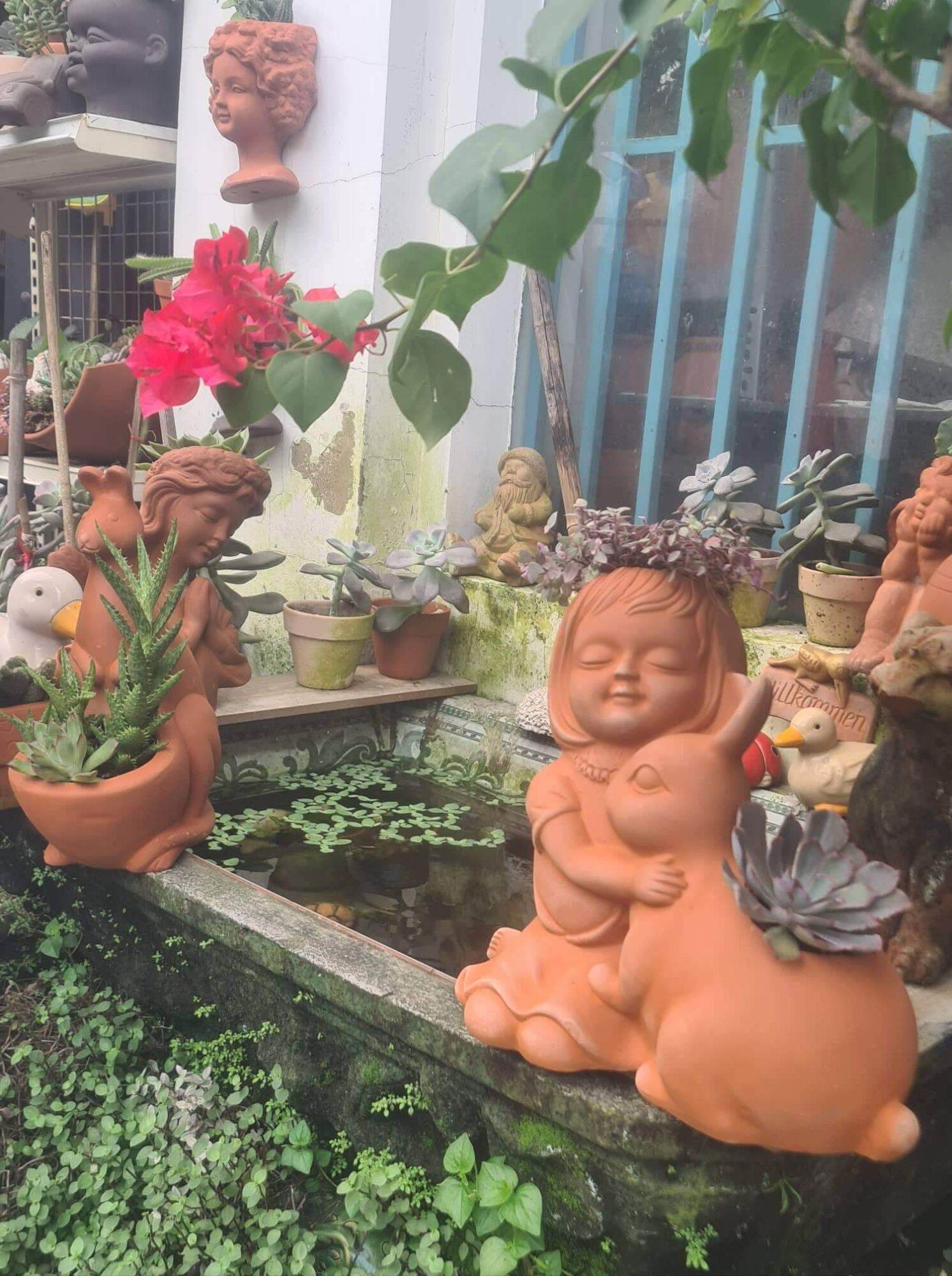 Chậu đất nung Bình Dương bé gái ôm thỏ
