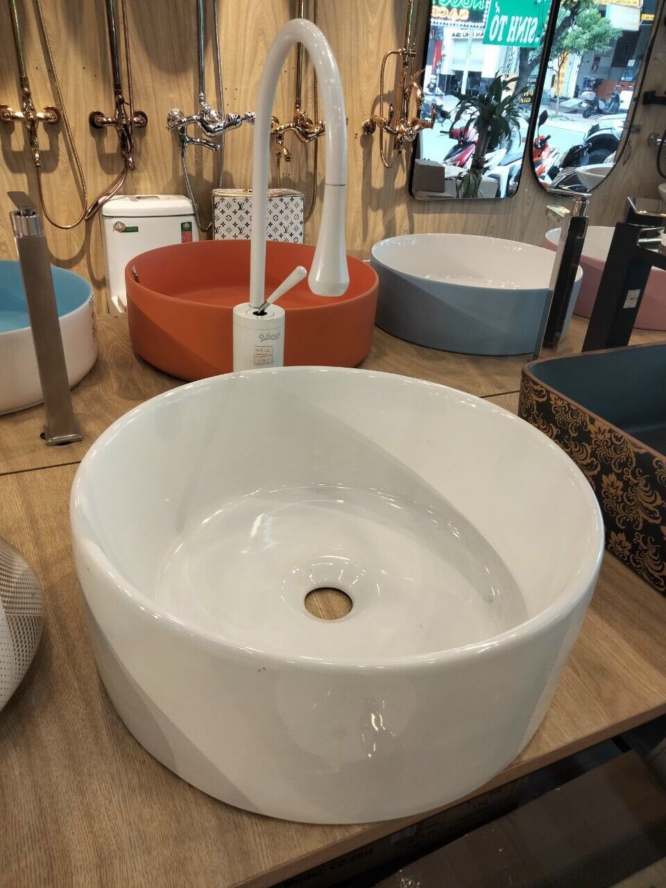 Chậu Lavabo đặt bàn trắng tròn, dáng nghệ thuật( giá chưa kèm vòi)