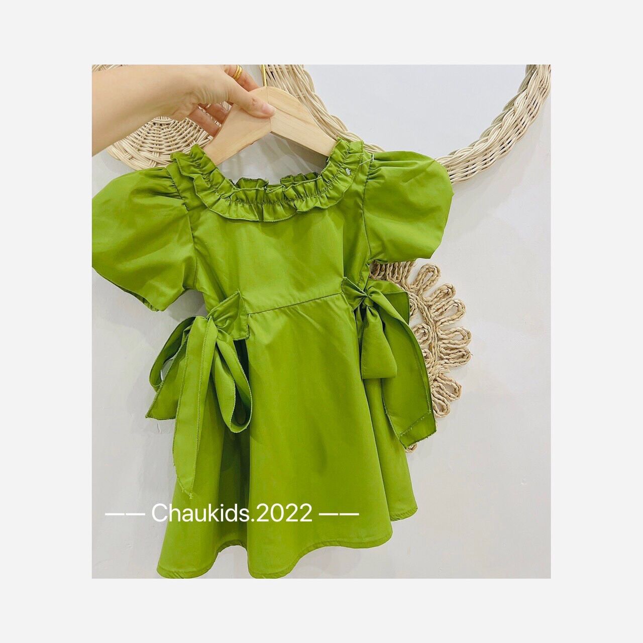 Váy xanh nơ buộc eo cổ bèo bé gái