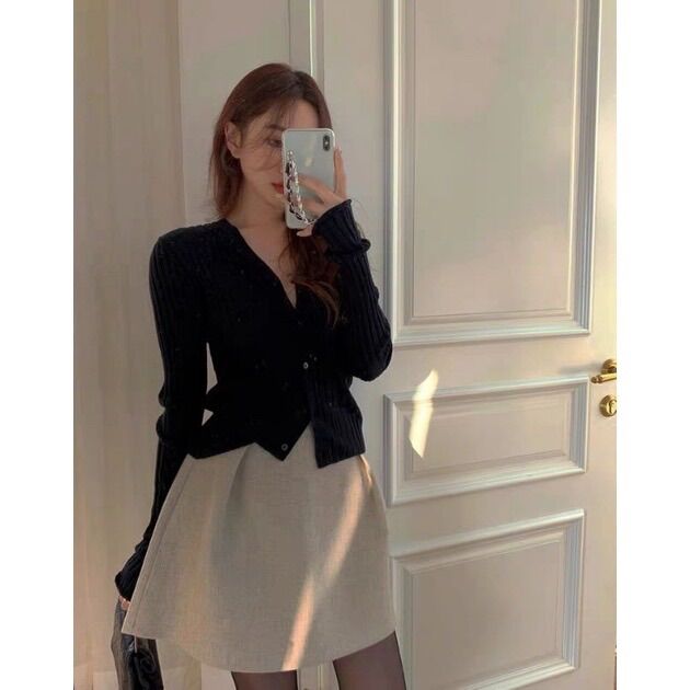 Set chân váy dạ xòe và áo len đen