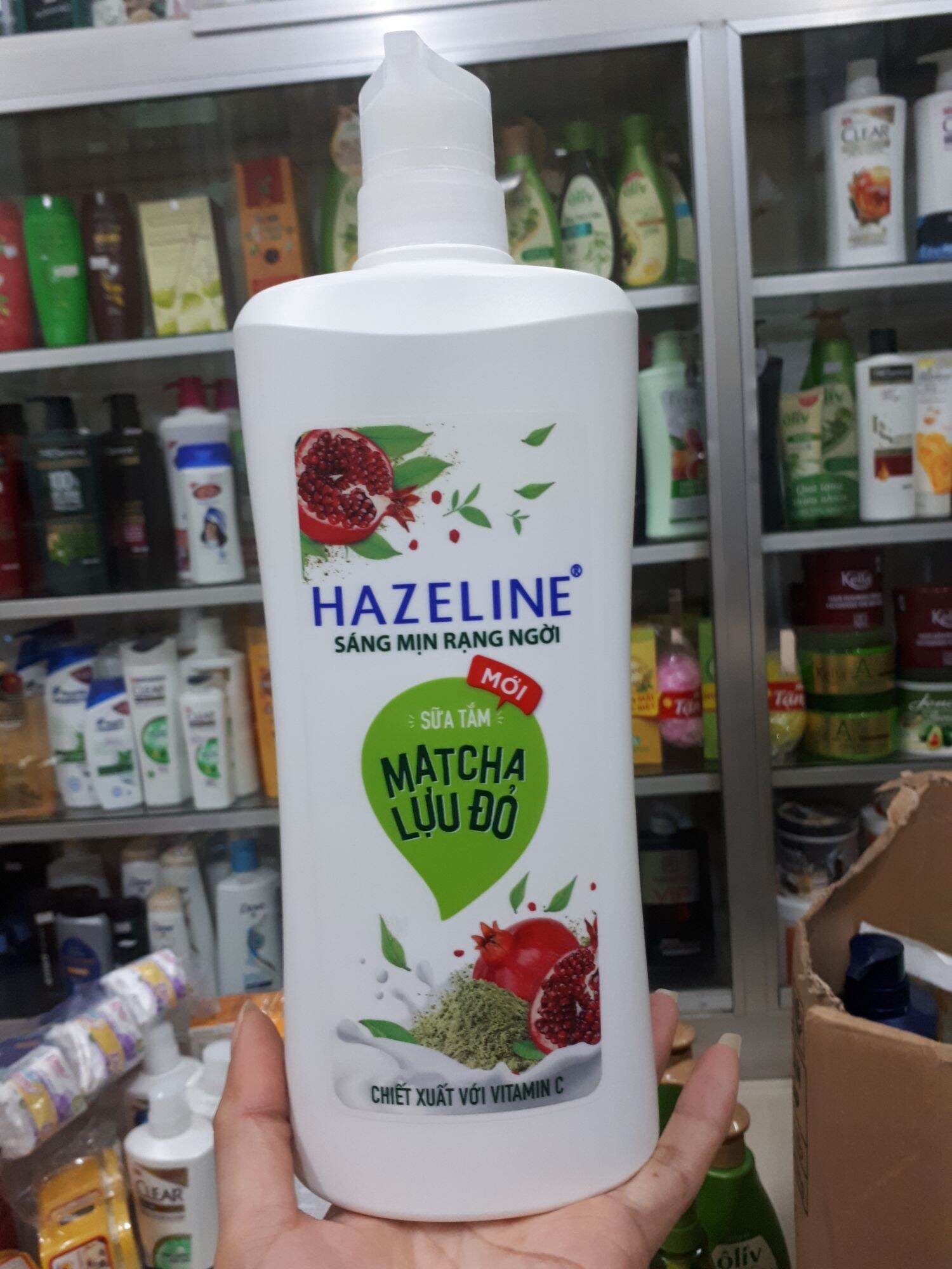 SỮA TẮM HAZELINE MATCHA LỰU ĐỎ 900G sáng mịn rạng ngời 900g tăng cường Vitamin C