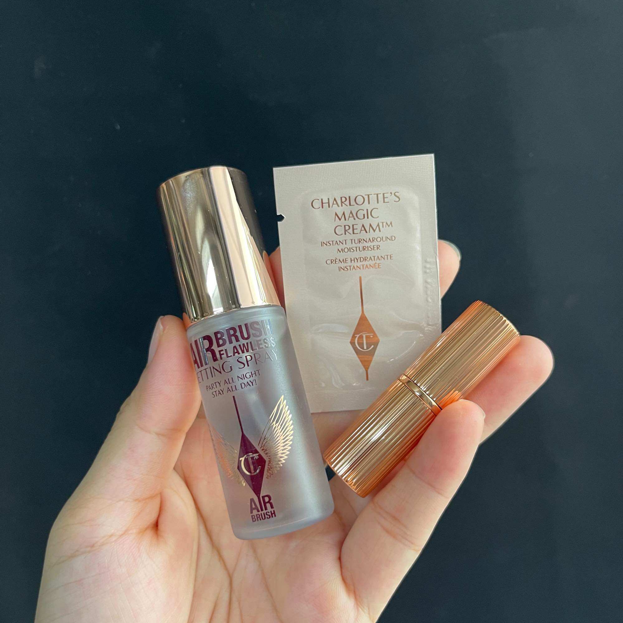 SET xịt khoá make-up Charlotte Tilbury và son Pillow talk