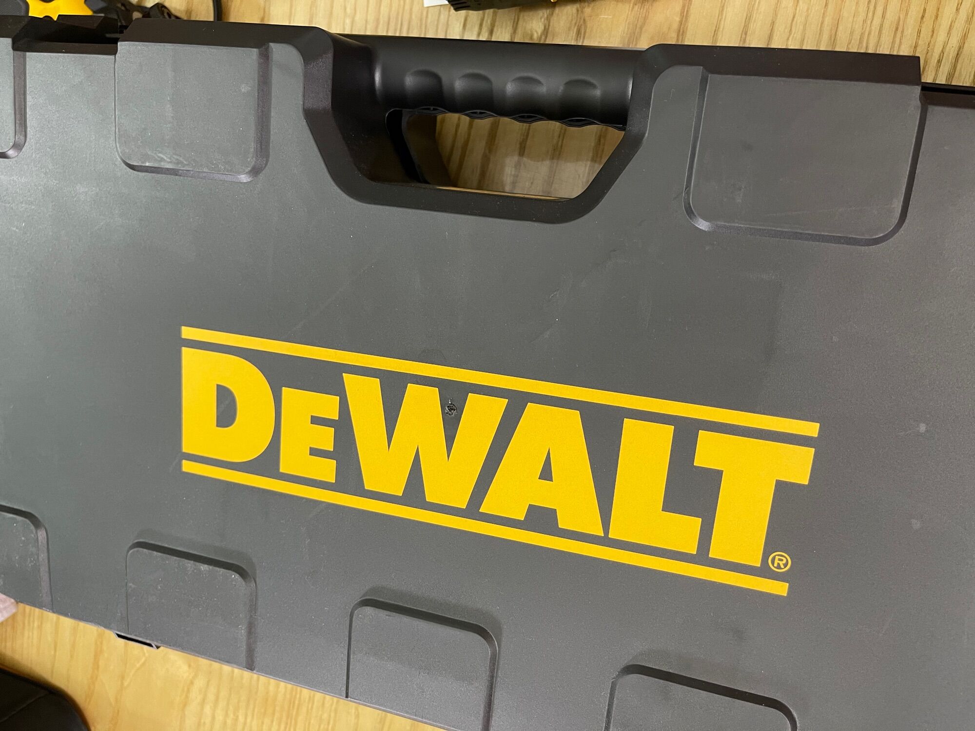 Bê tông dewalt DCH263