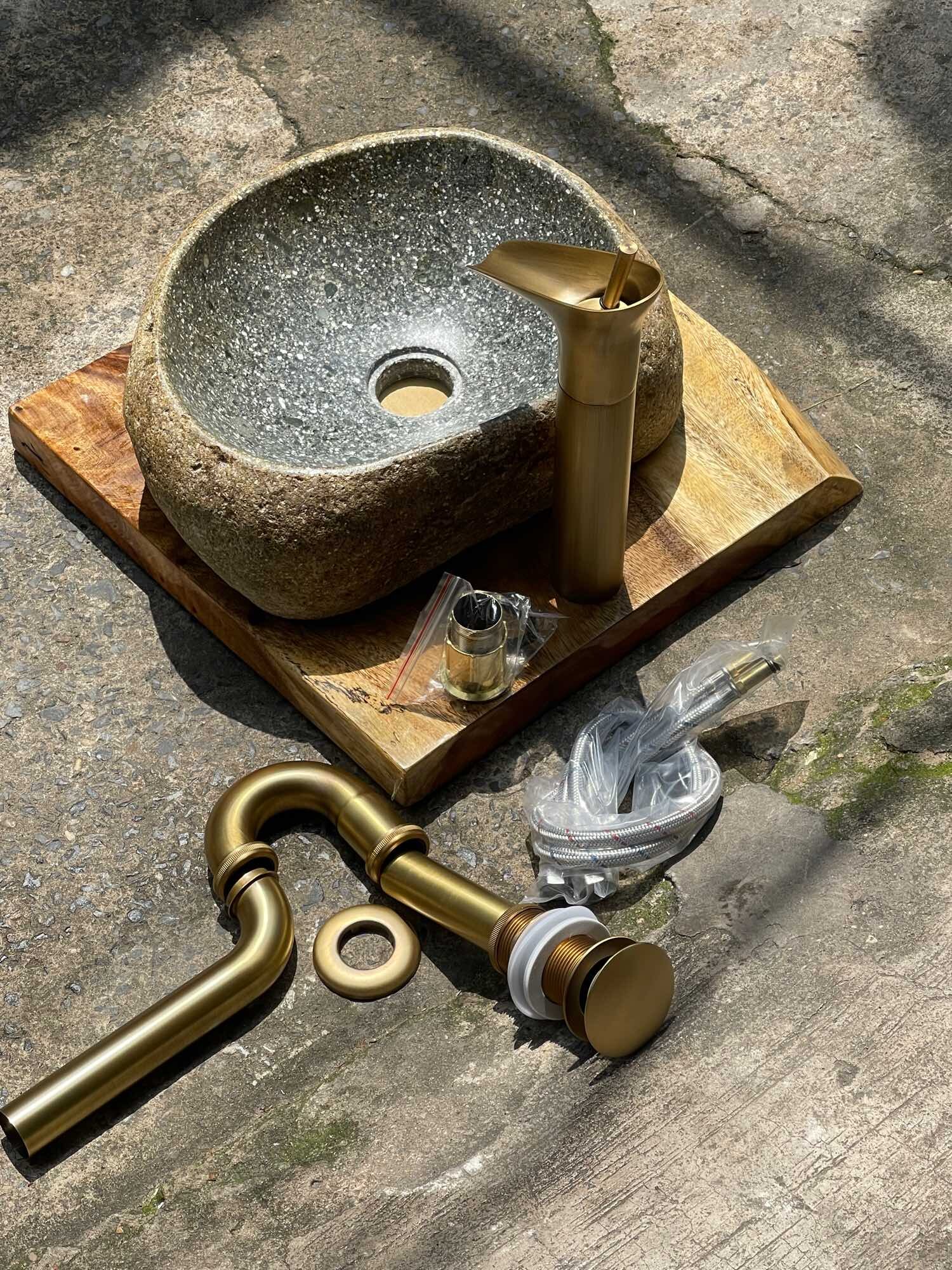 Bộ lavabo đá cuội ( Gồm : Chậu + vòi thác + xã)
