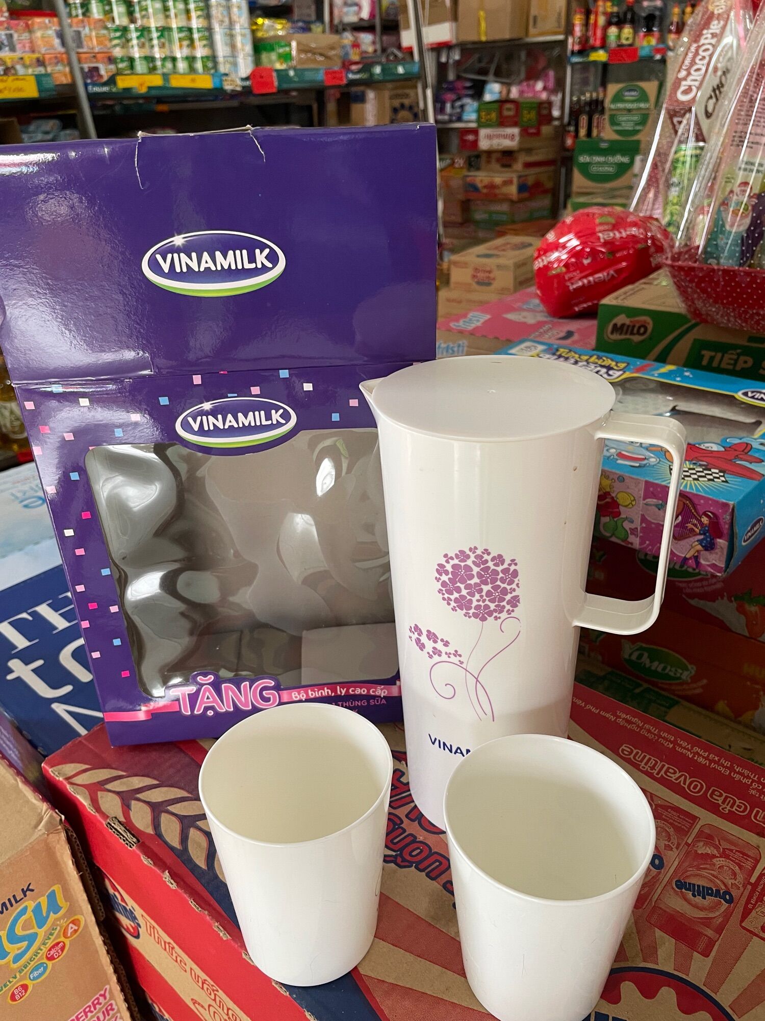—-Bộ bình với 2 ly- hkm vinamilk