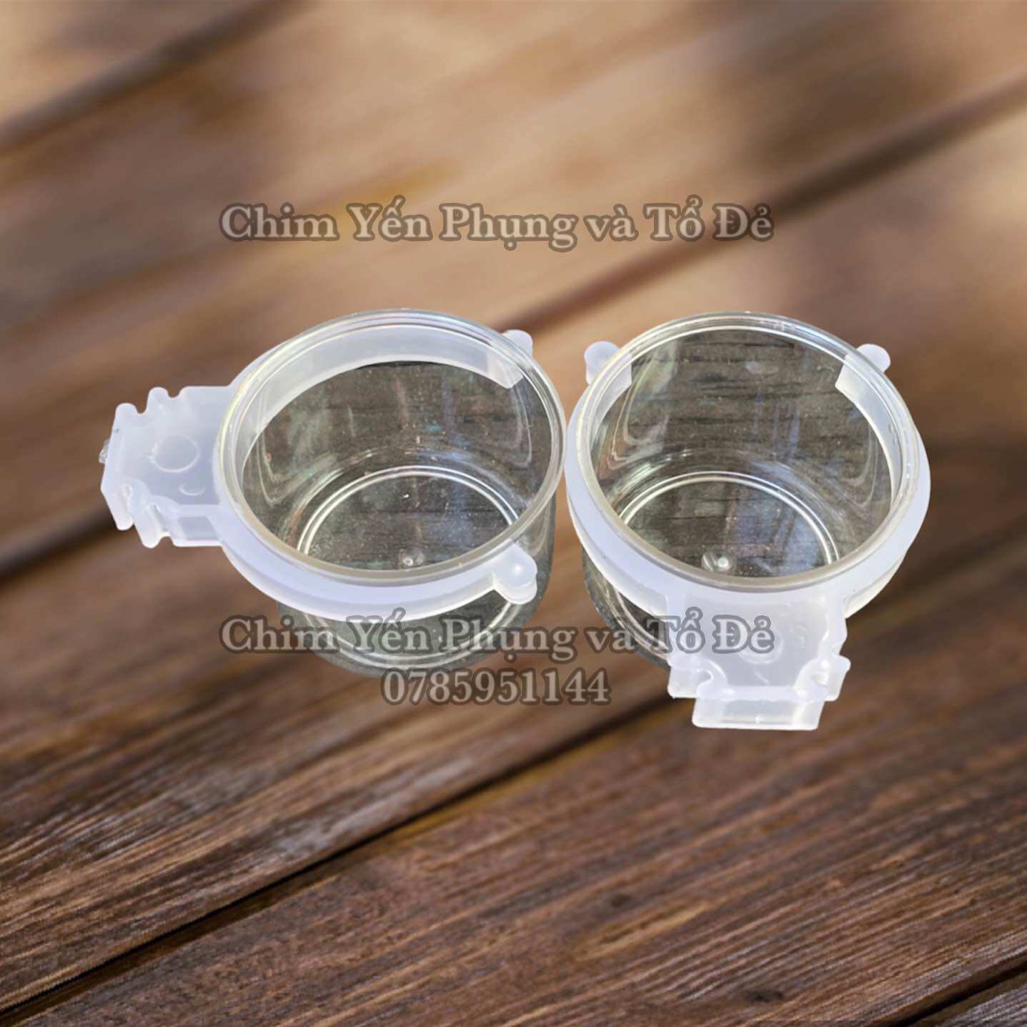 1 cóng nhựa (đựng thức ăn, nước uống, vitamin, khoáng) cho chim cảnh (có vòng gài)