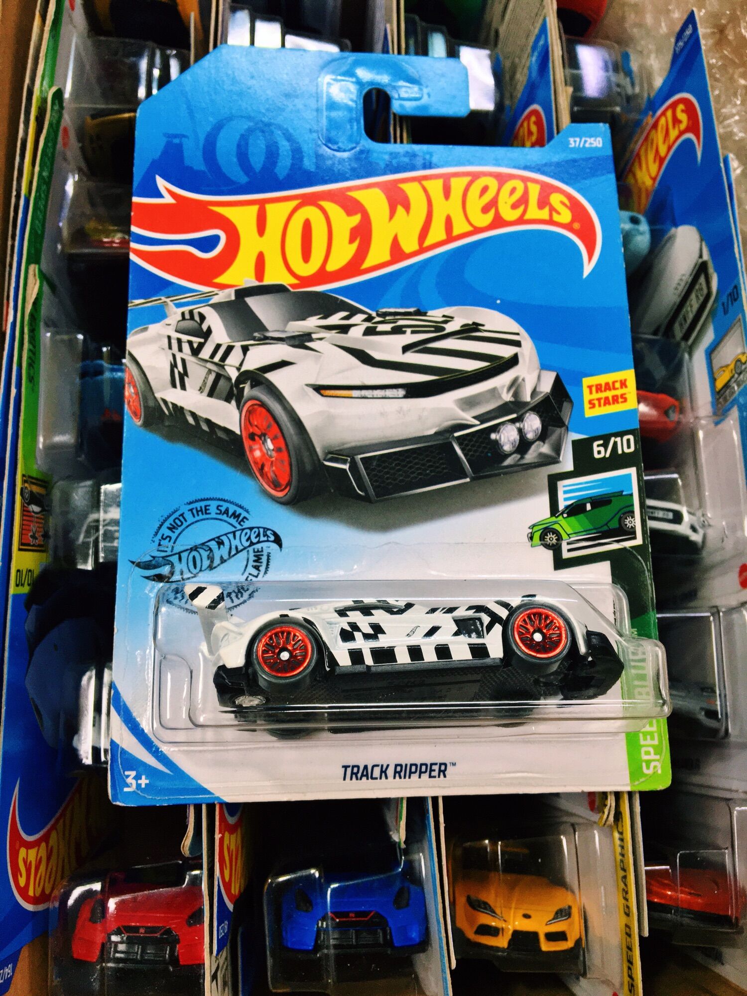 Xe mô hình hot wheels tỉ lệ 1:64 "track ripper "