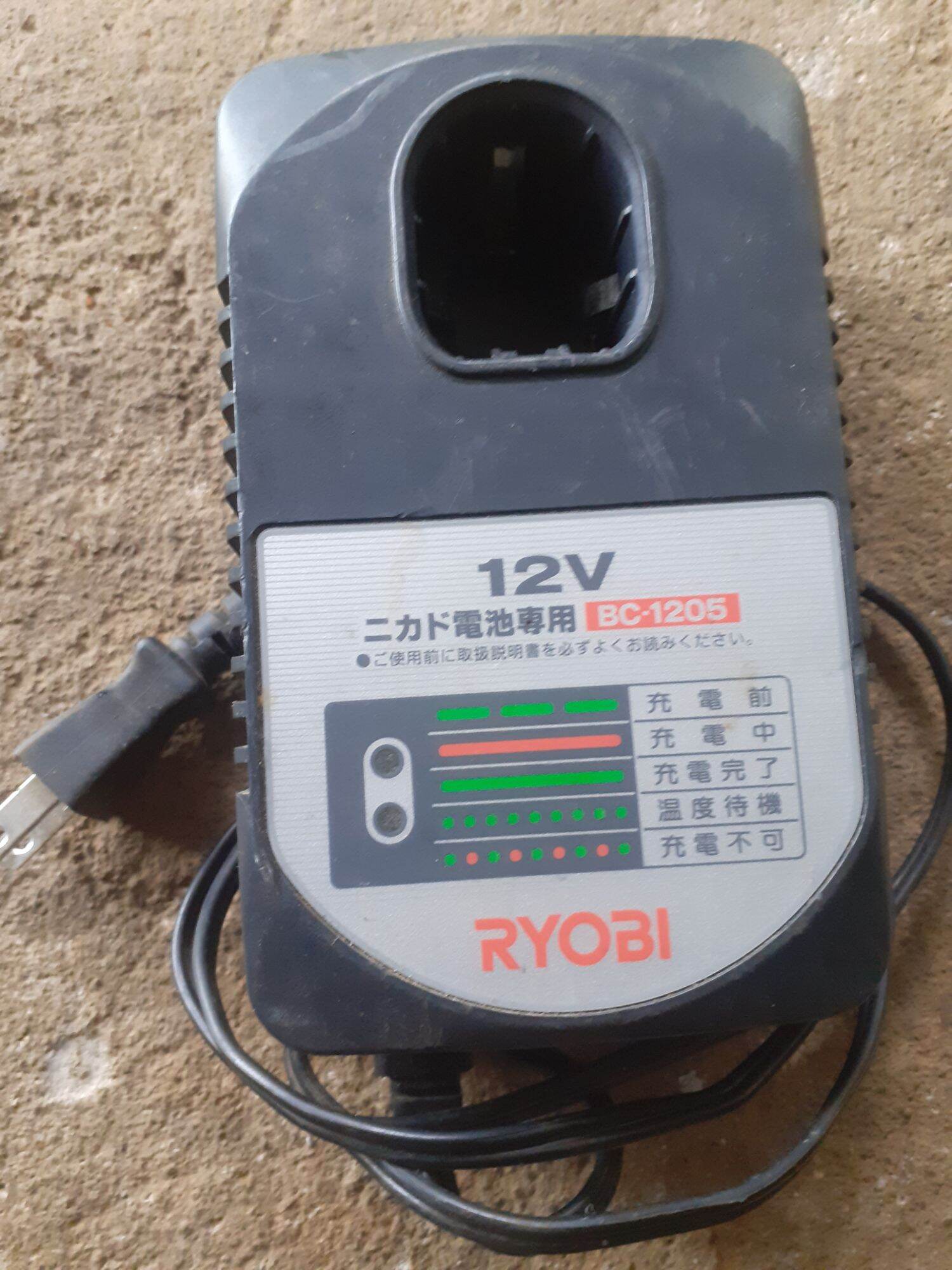 Xạc PIN ryobi 12v,hoạt động OK, ngoại hình còn khá đẹp