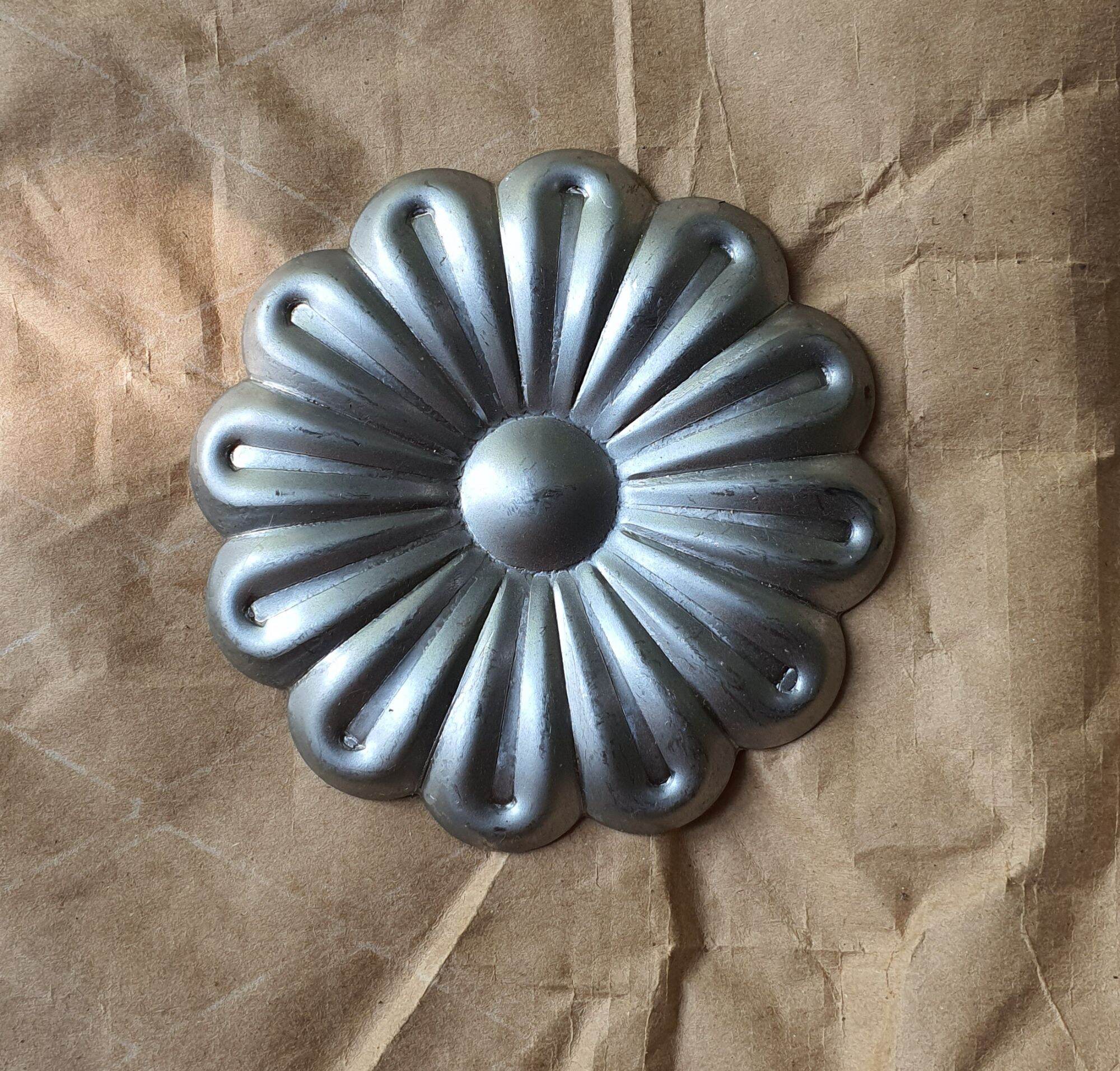 10 hoa sắt dập đường kính 12cm dày 1.2mm