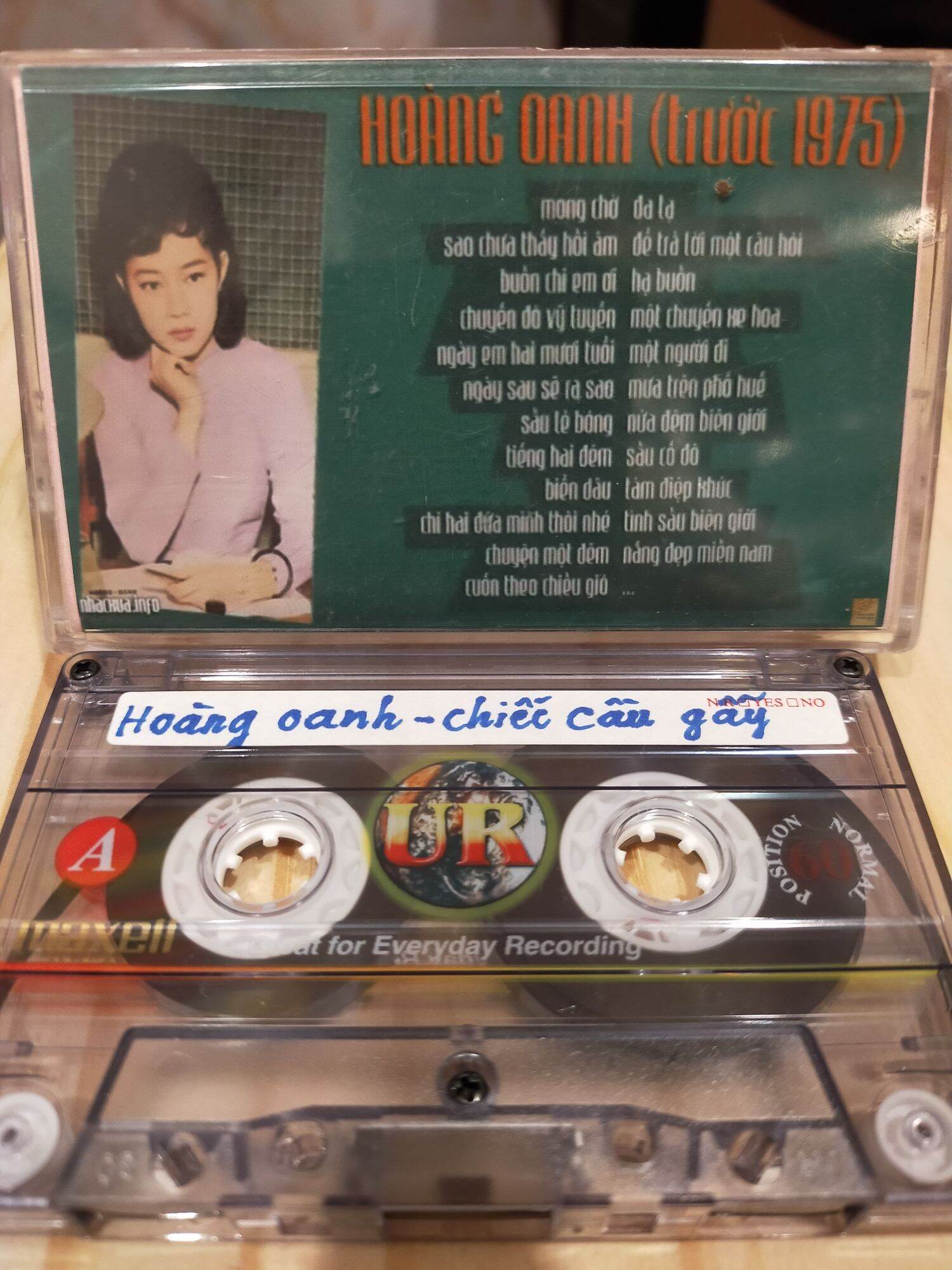 1 băng cassette maxell UR 90 phút tiếng hát hoàng oanh( lưu ý: đây là băng cũ