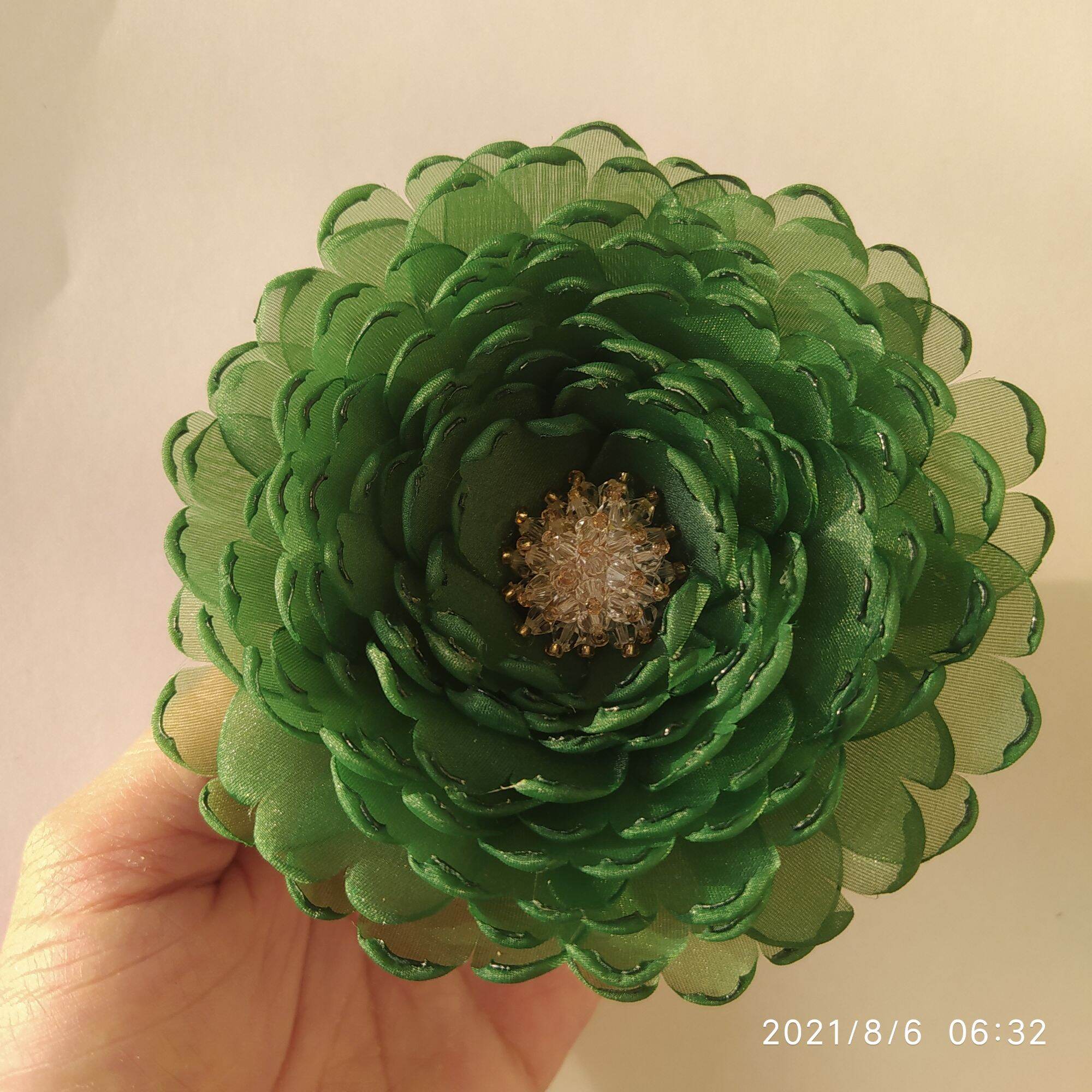 Hoa cài áo Canto handmade màu xanh phối pha lê