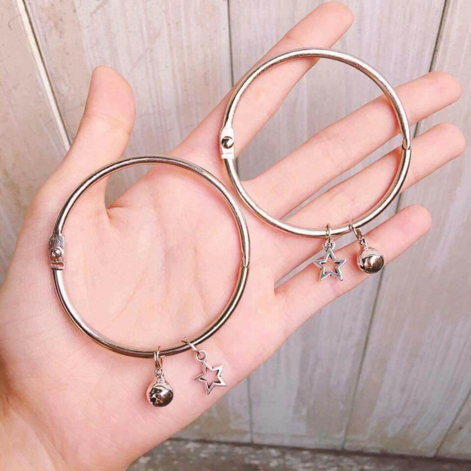 Kiềng tay màu bạc cao cấp mặt ngôi sao và chuông ảnh thật tự chụp