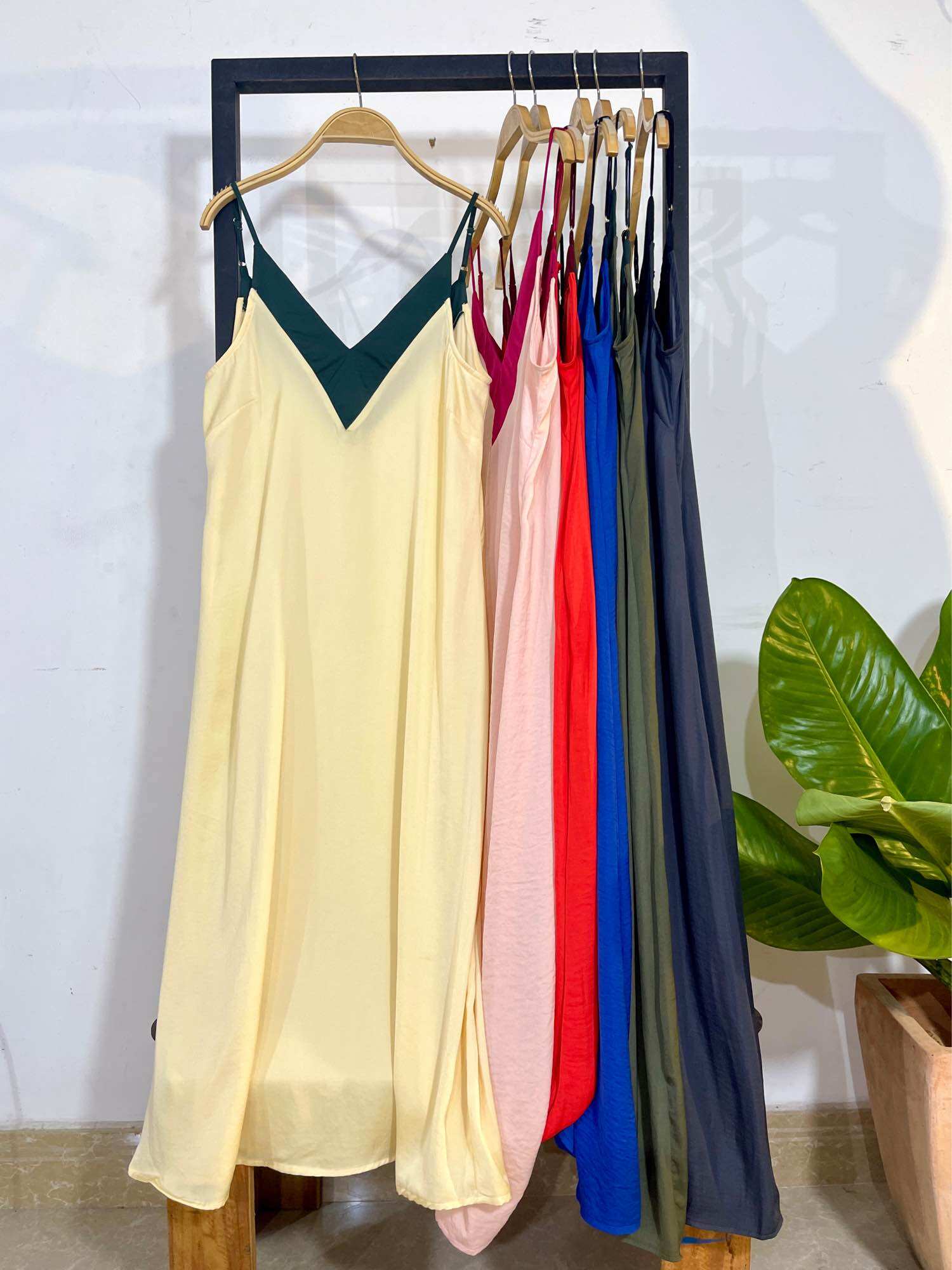 Đầm lụa 2 dây dài cổ V phối màu Infashion
