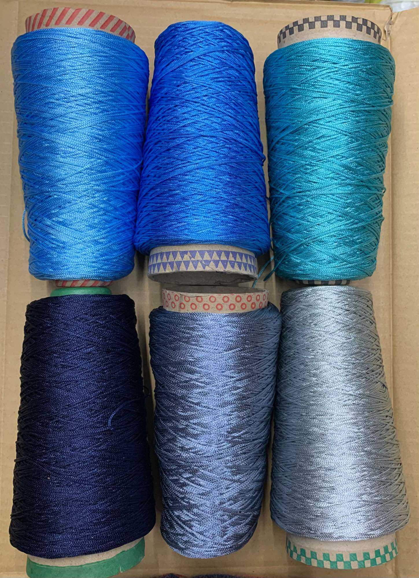 1 cuộn chỉ tơ dù 1mm.