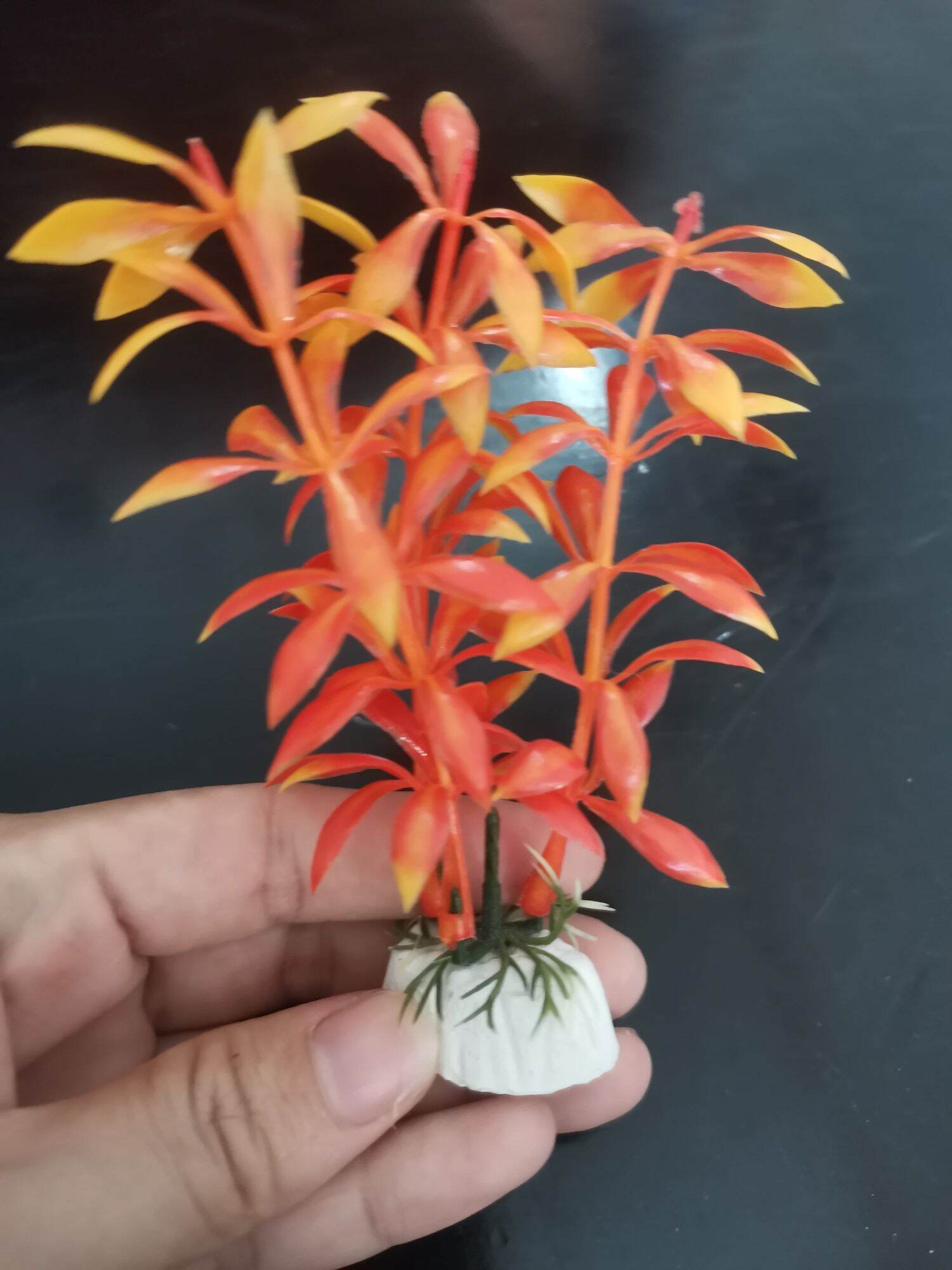 Cây nhựa mini trang trí hồ nhỏ