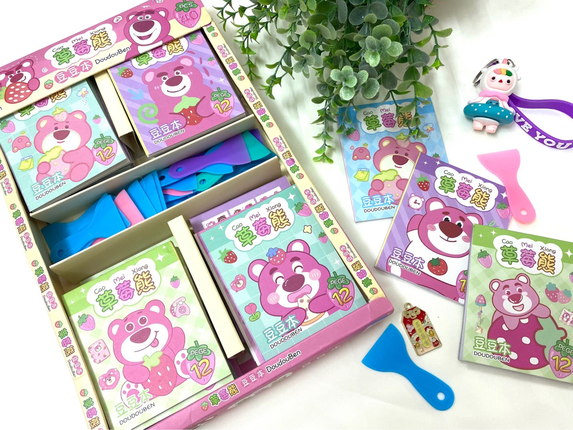 Sổ sticker gấu dâu , Lotso xinh xắn đáng yêu , sổ sticker 12 trang tặng kèm gạt