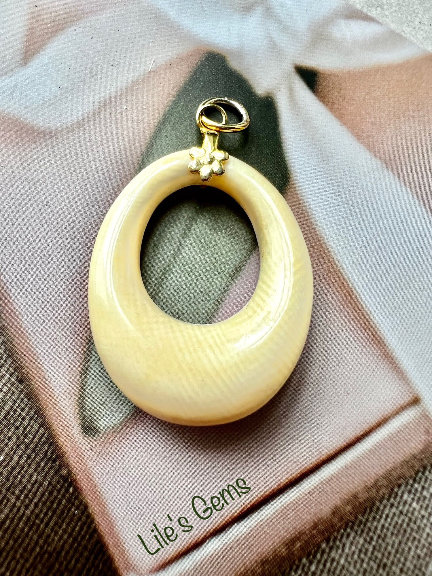 Mặt dây chuyền Ngờ