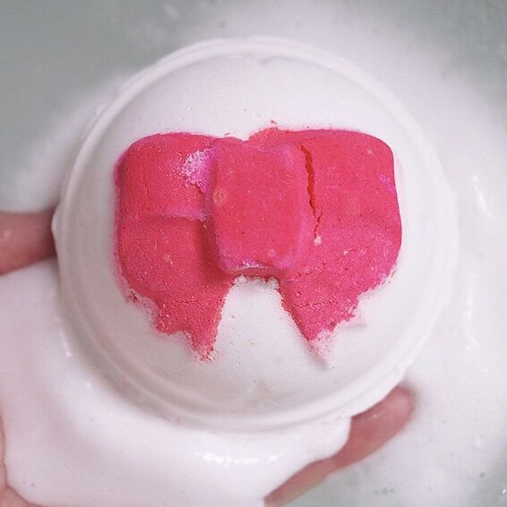 Bom tắm LUSH - jingle bell bath bomb