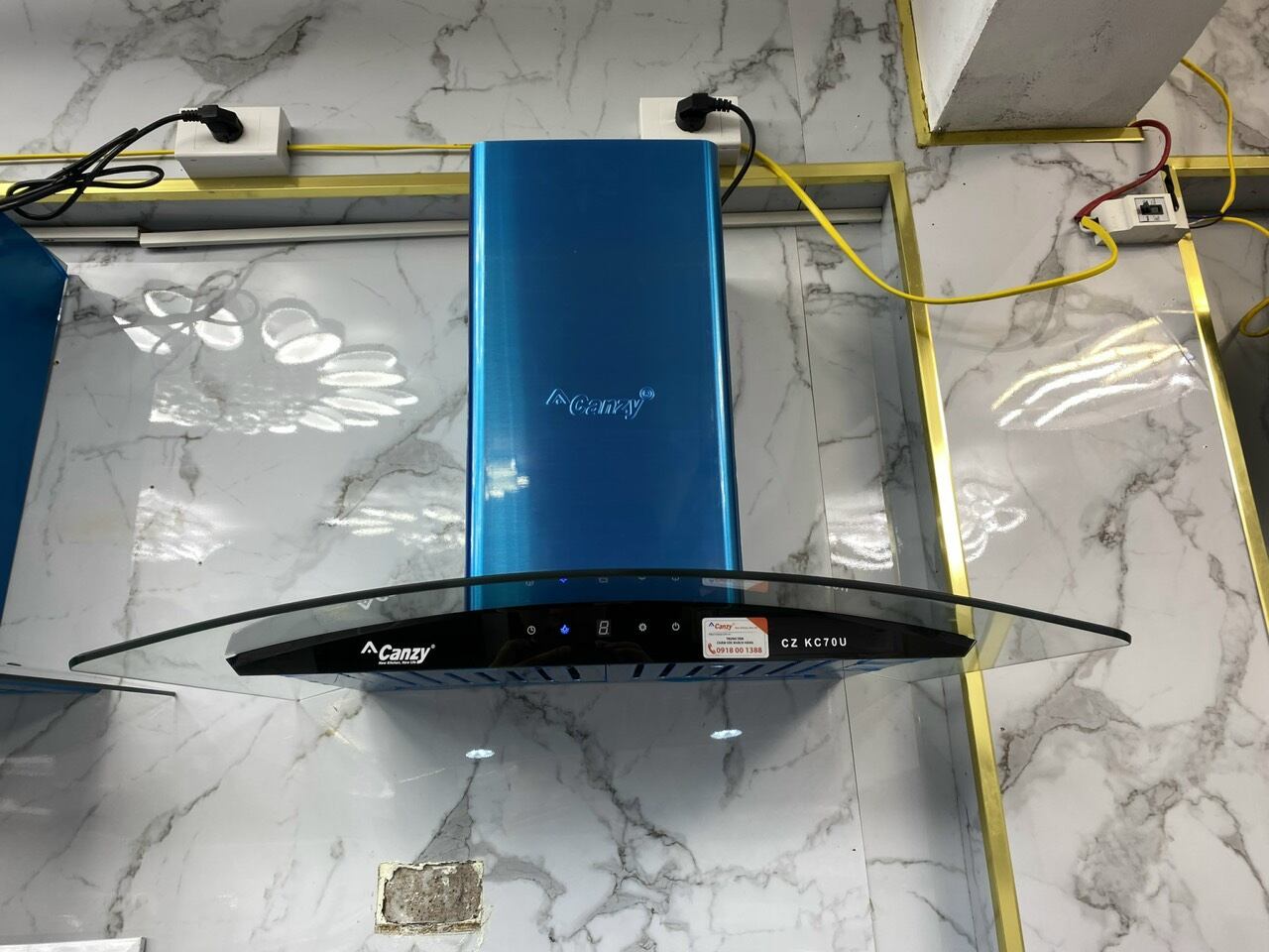 Máy hút mùi kính cong cảm ứng Canzy CZ KC70U tặng ống bạc giảm ồn dài 150cm