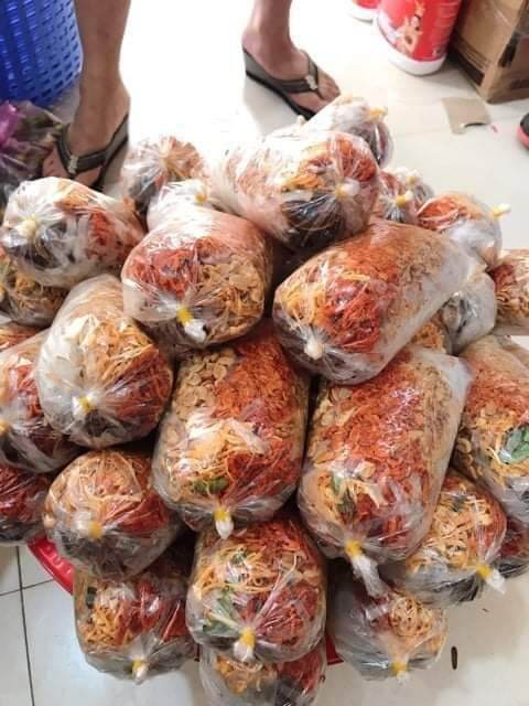 2 bịch bánh tráng trộn sa tế để riêng gia vị