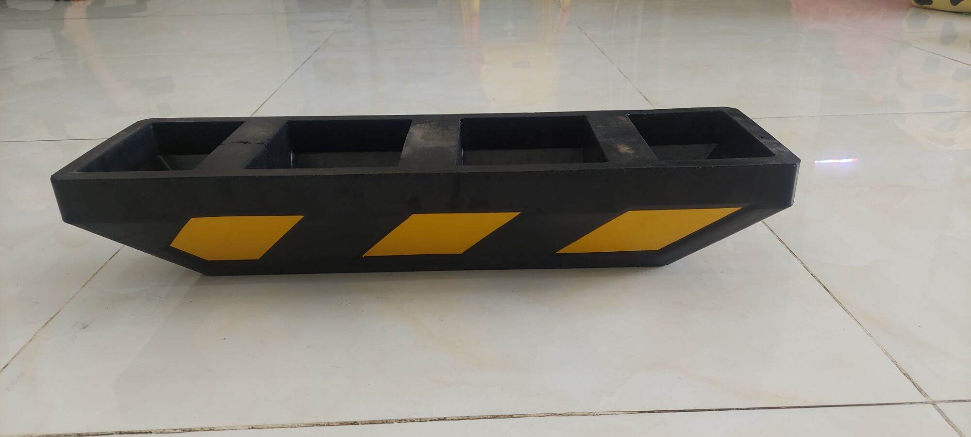 Chặn bánh xe ô tô cao su ( 100x 150x 550mm) cao cấp