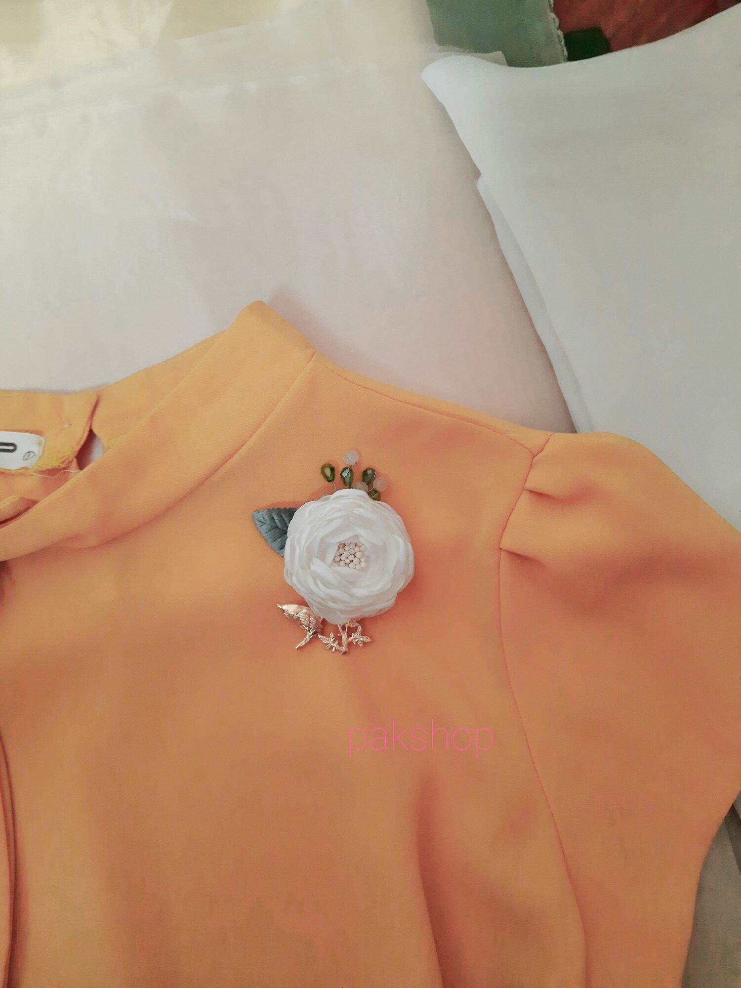 Hoa cài áo handmade cành hồng lụa trắng cỡ 6,5cm