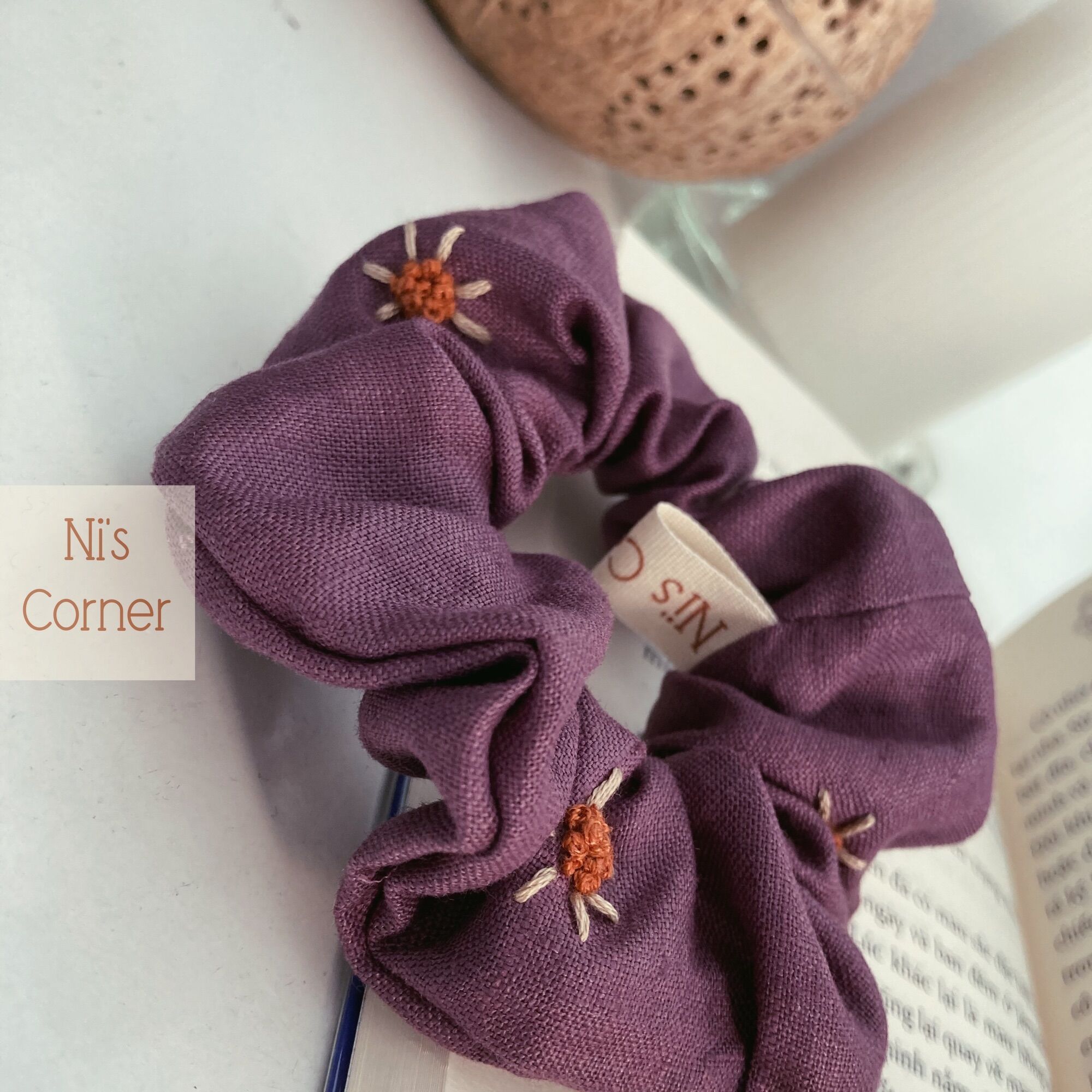 Scrunchies cột tóc Linen thêu tay