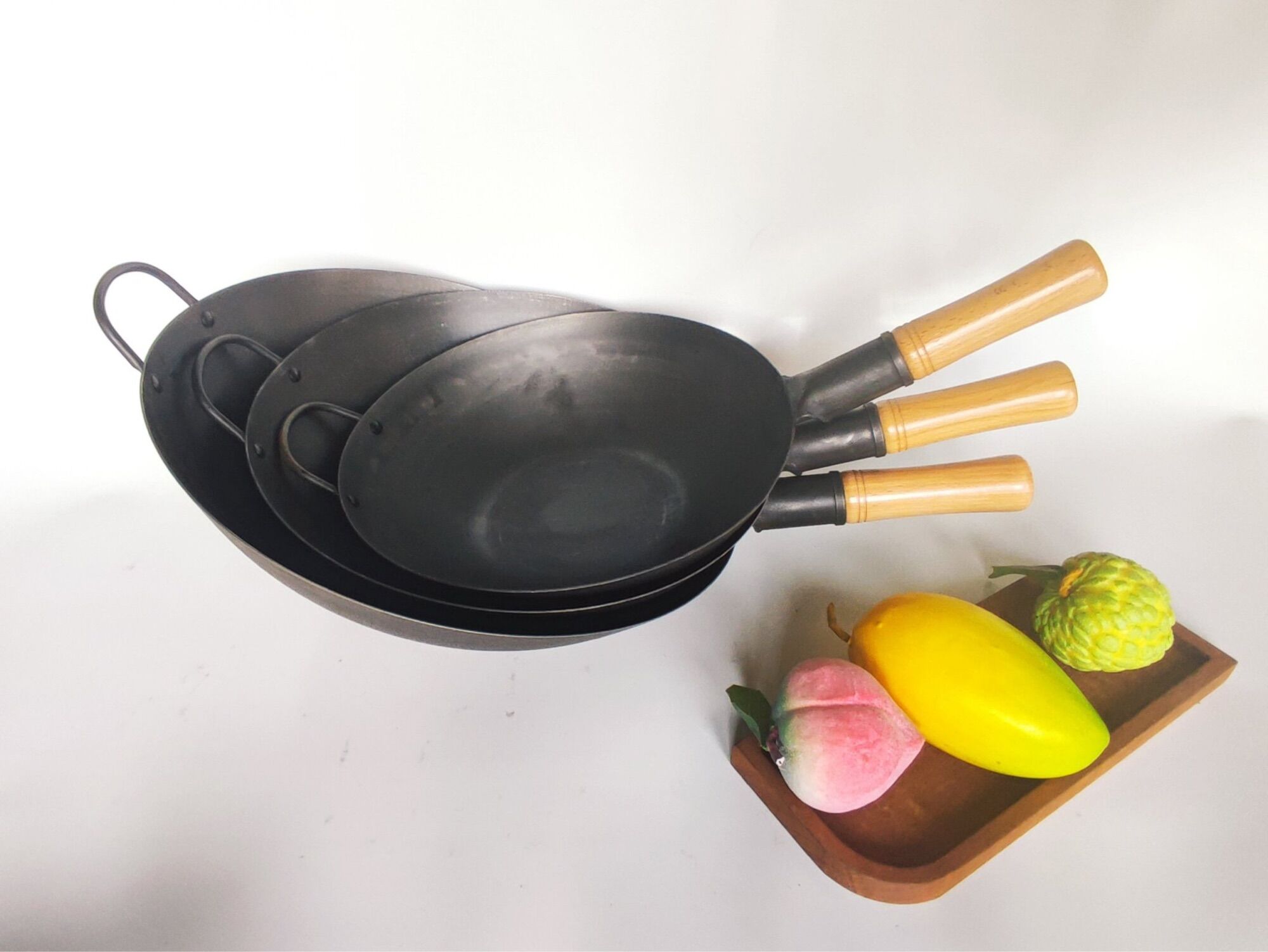 Chảo thép đen tay cầm gỗ có quai móc size 36
