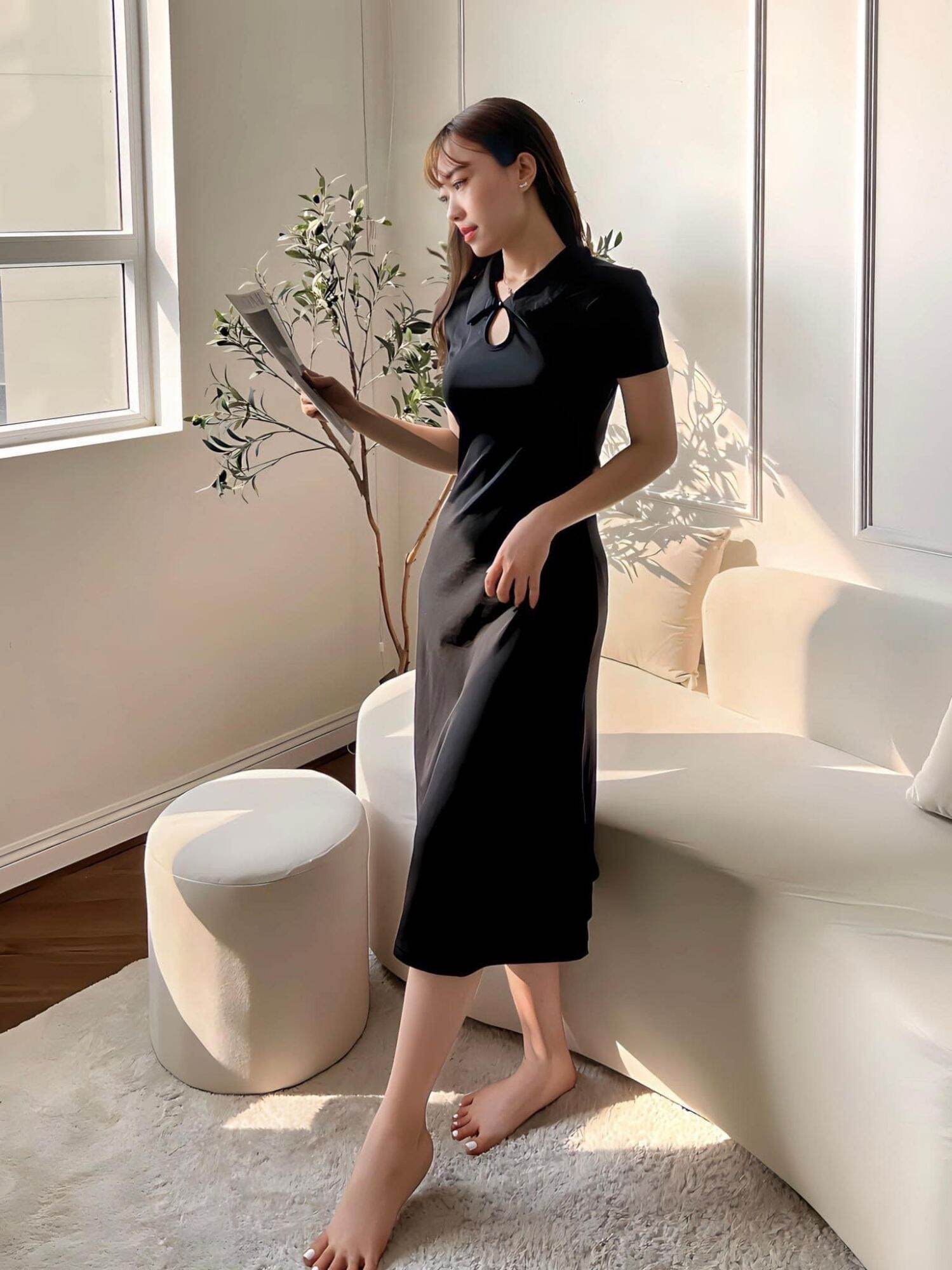 Đầm nữ khoét cổ