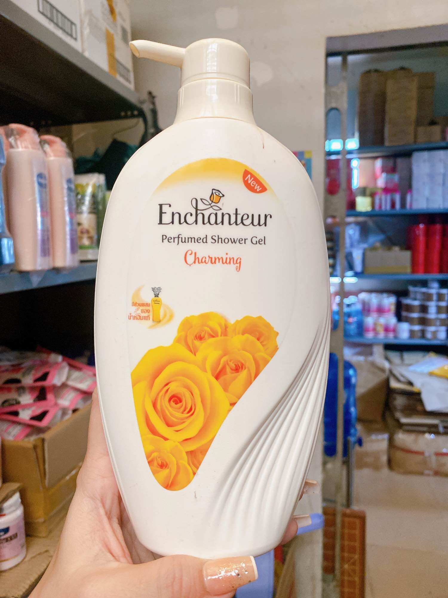 Sữa Tắm nước hoa dưỡng da Enchanteur chai lẻ 550ml